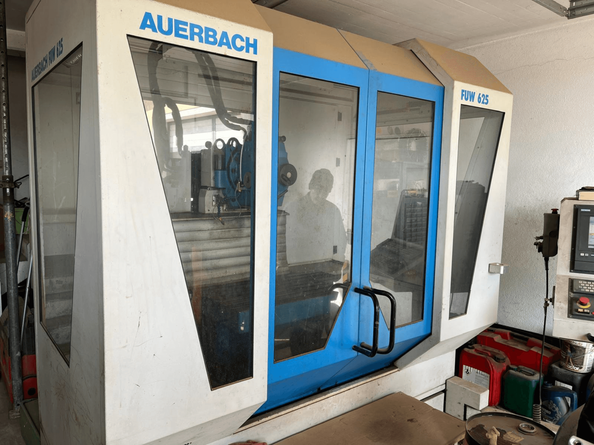 Auerbach FUW 625 Universalbearbetningscenter i sidovy, med glaspaneler och en kontrollpanel till höger.