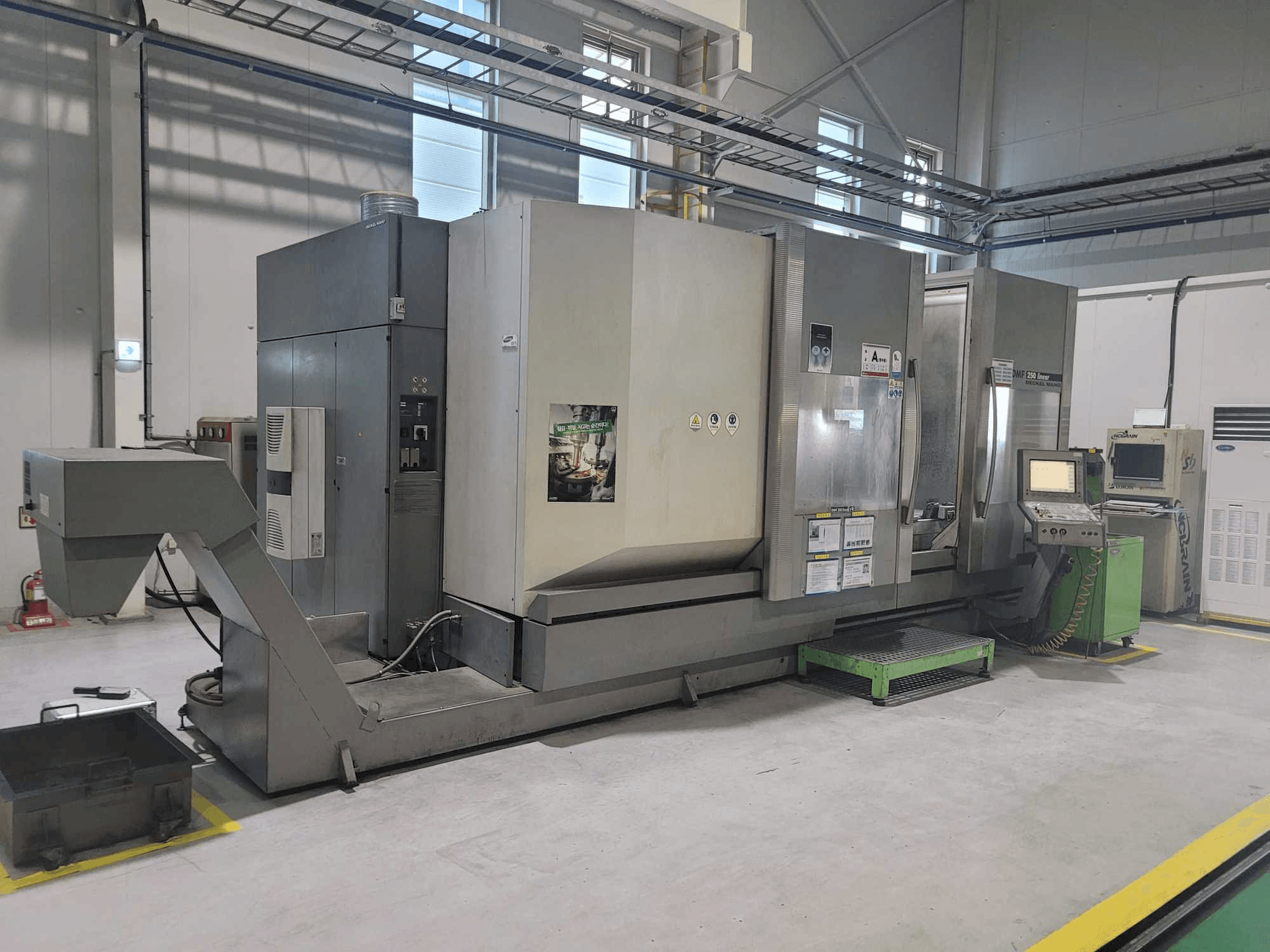 DECKEL MAHO DMF 250 linear-maskinen sedd från vänster sida