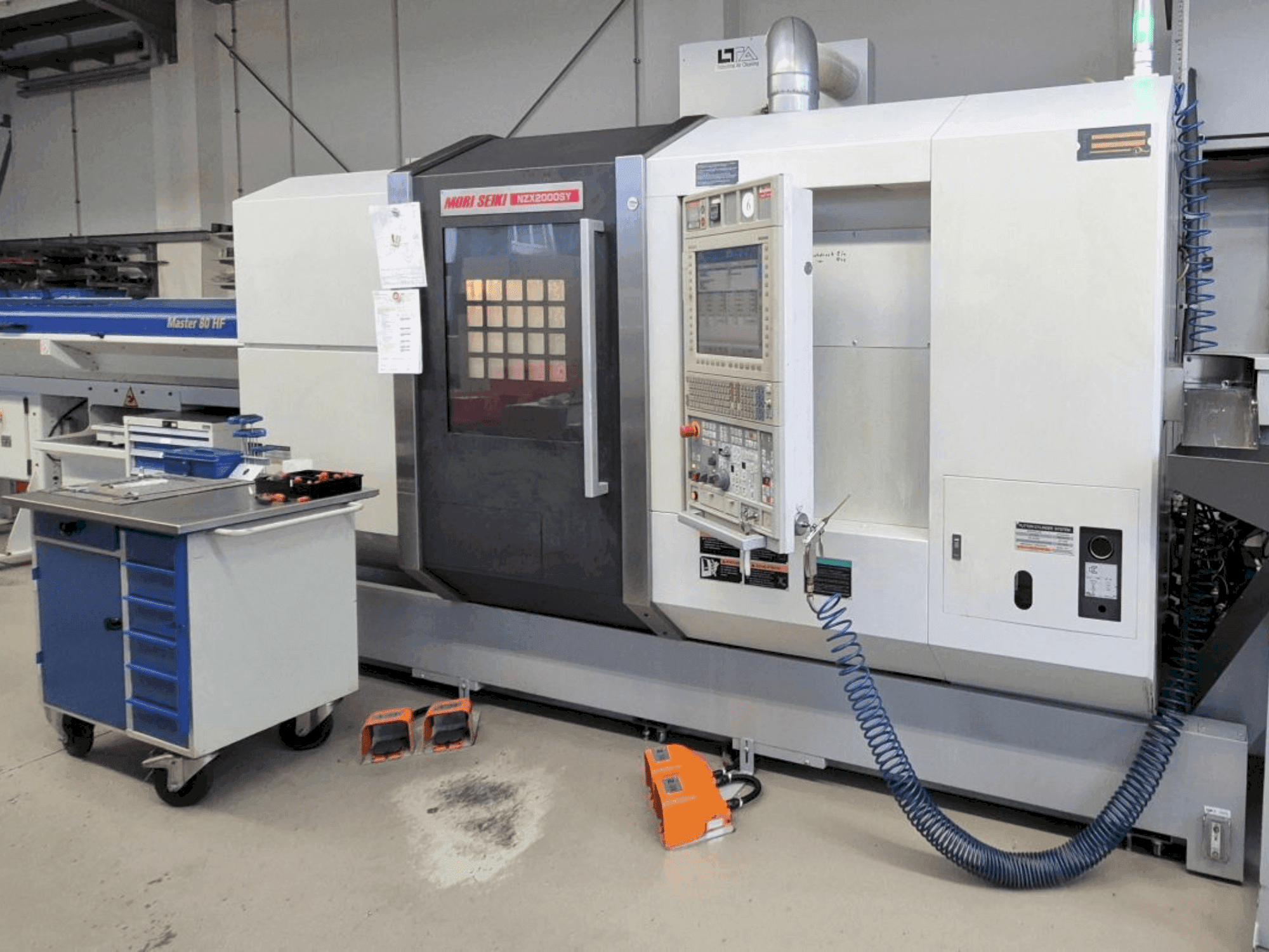 MORI SEIKI NZX2000/800SY-maskinen framifrån