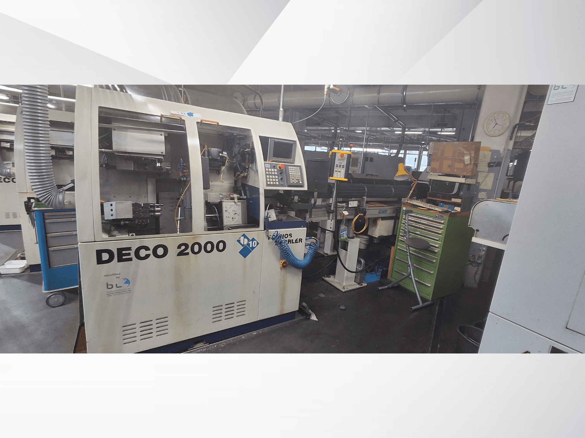 Schweizisk svarv av typen TORNOS DECO 2000-10, framifrån, med kontrollpanelen och lastningsområdet i en verkstadsmiljö.