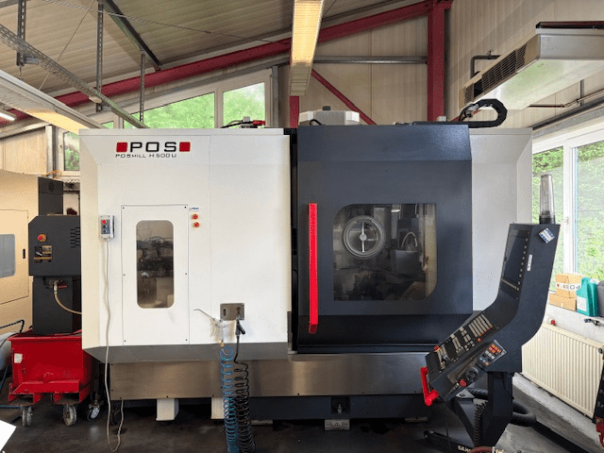 Fräsmaskin POS POMILL H500 U sedd framifrån med kontrollpanel och arbetsfönster.