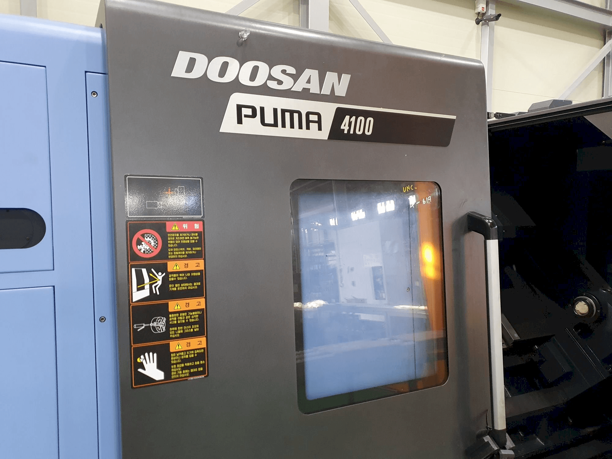 Doosan PUMA 4100B-maskinen framifrån