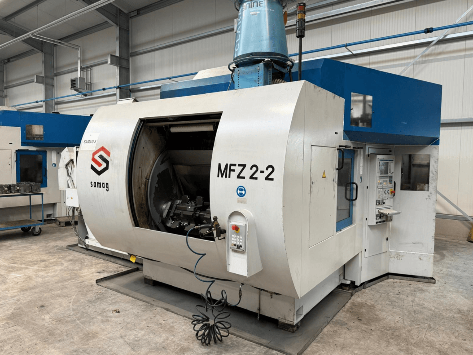 Samag MFZ 2-2 fräsmaskin i sidovy, med en stor, öppen kammare och kontrollpanel med olika knappar och vred.