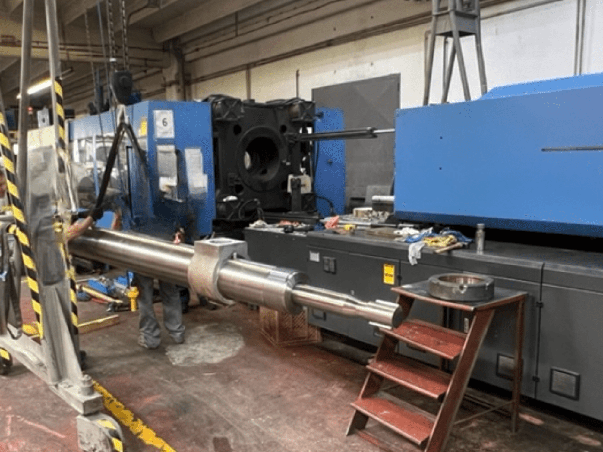 Hydraulisk formsprutningsmaskin HAITIAN SA8000, visad i sidovy med en stor hydraulisk kolv som lyfts.