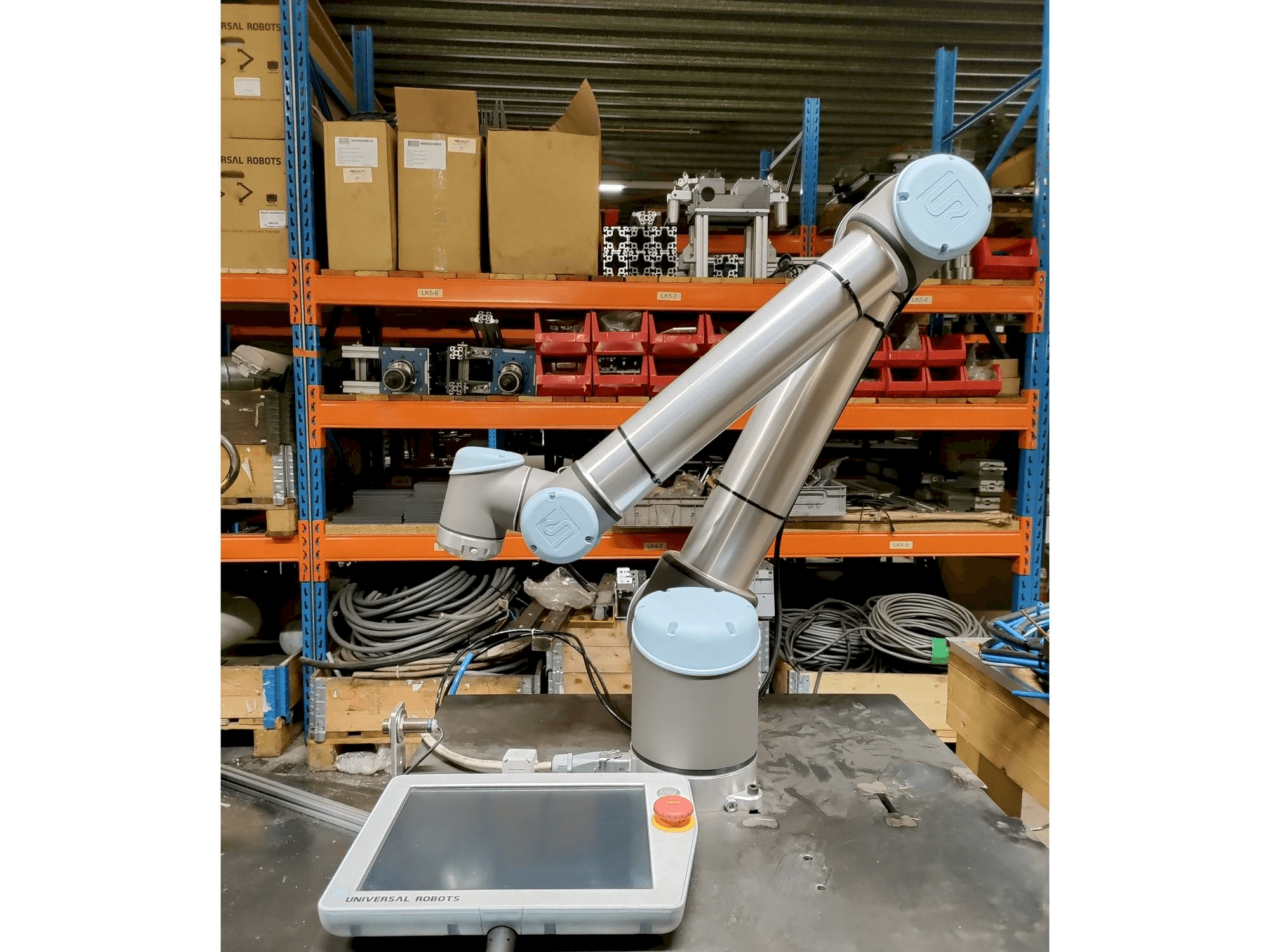 Universal Robots UR10-maskinen framifrån