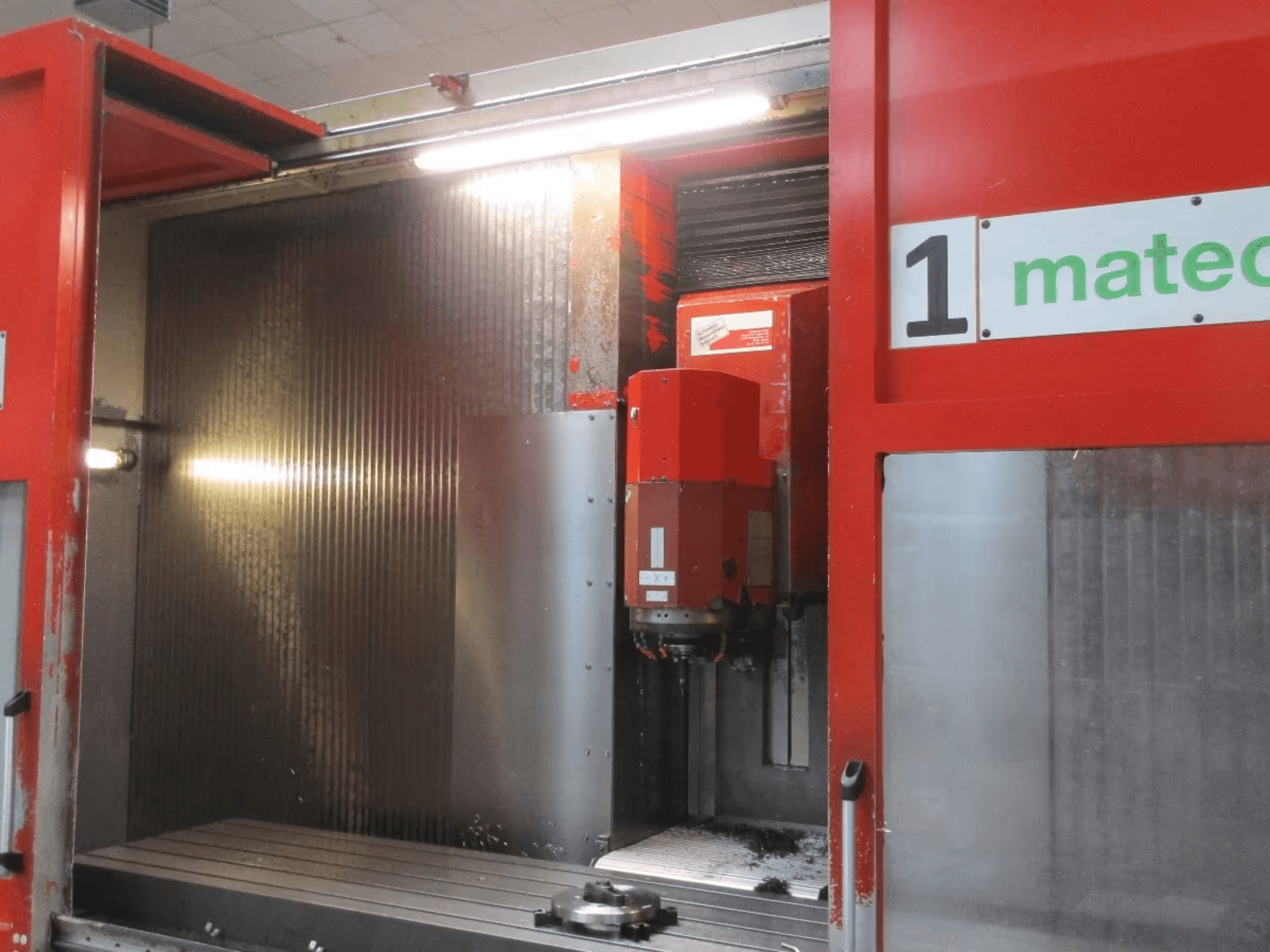 Frontvy av Matec 30 HV CNC vertikal fleroperationsmaskin med synligt skärverktyg, metallyta och maskininteriördetaljer.