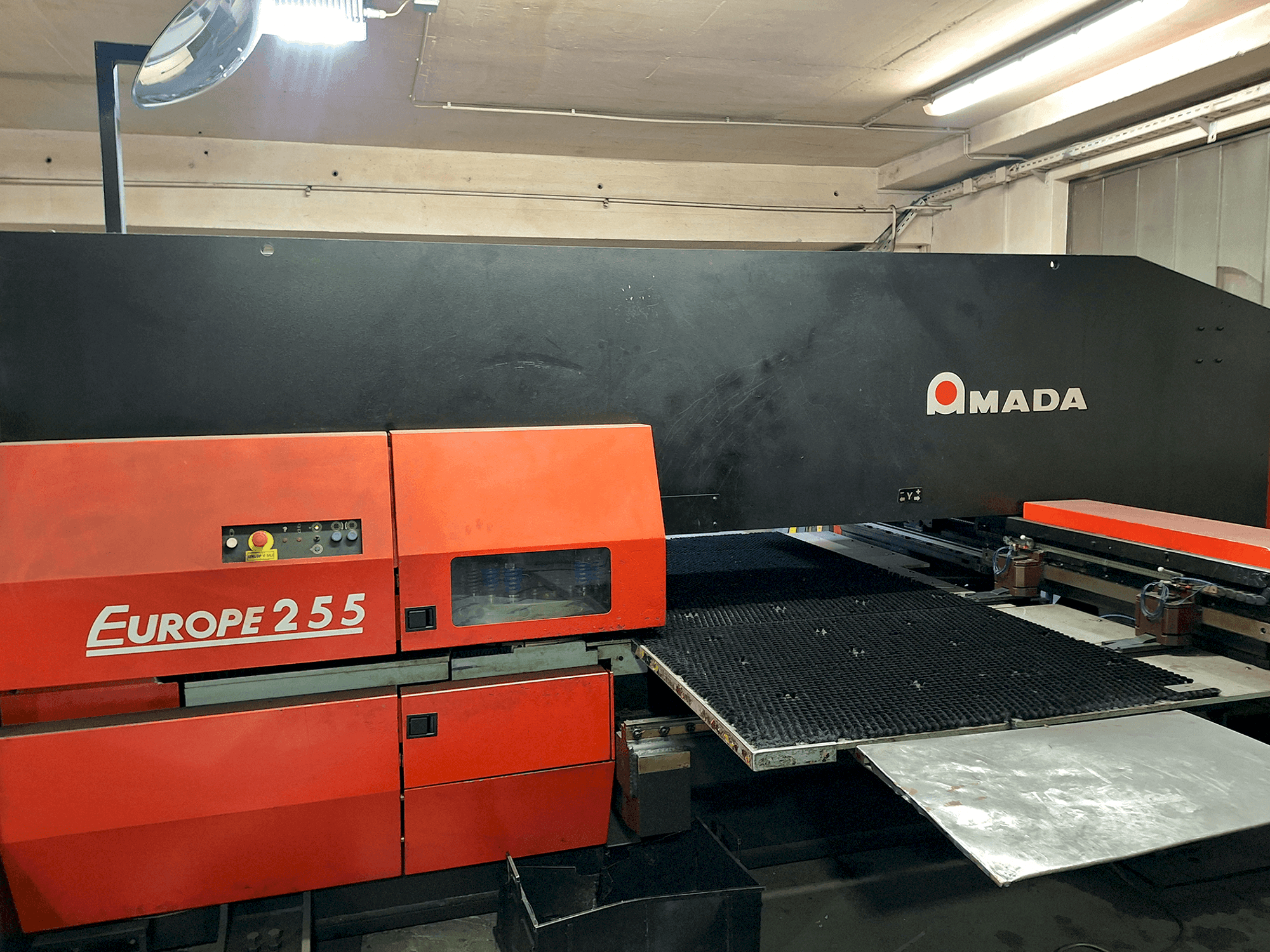 AMADA EUROPE 255 CNC-maskinen framifrån