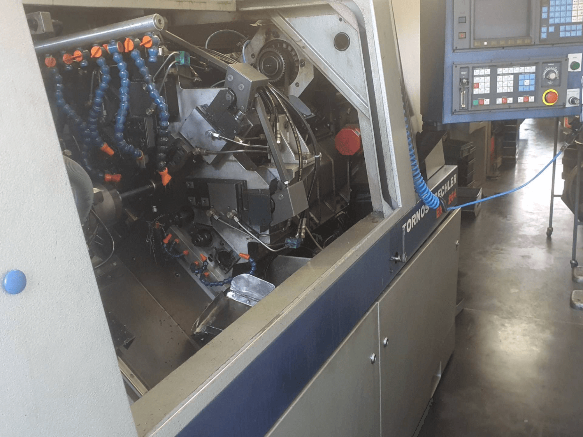 Tornos-Bechler ENC 264-maskinen framifrån