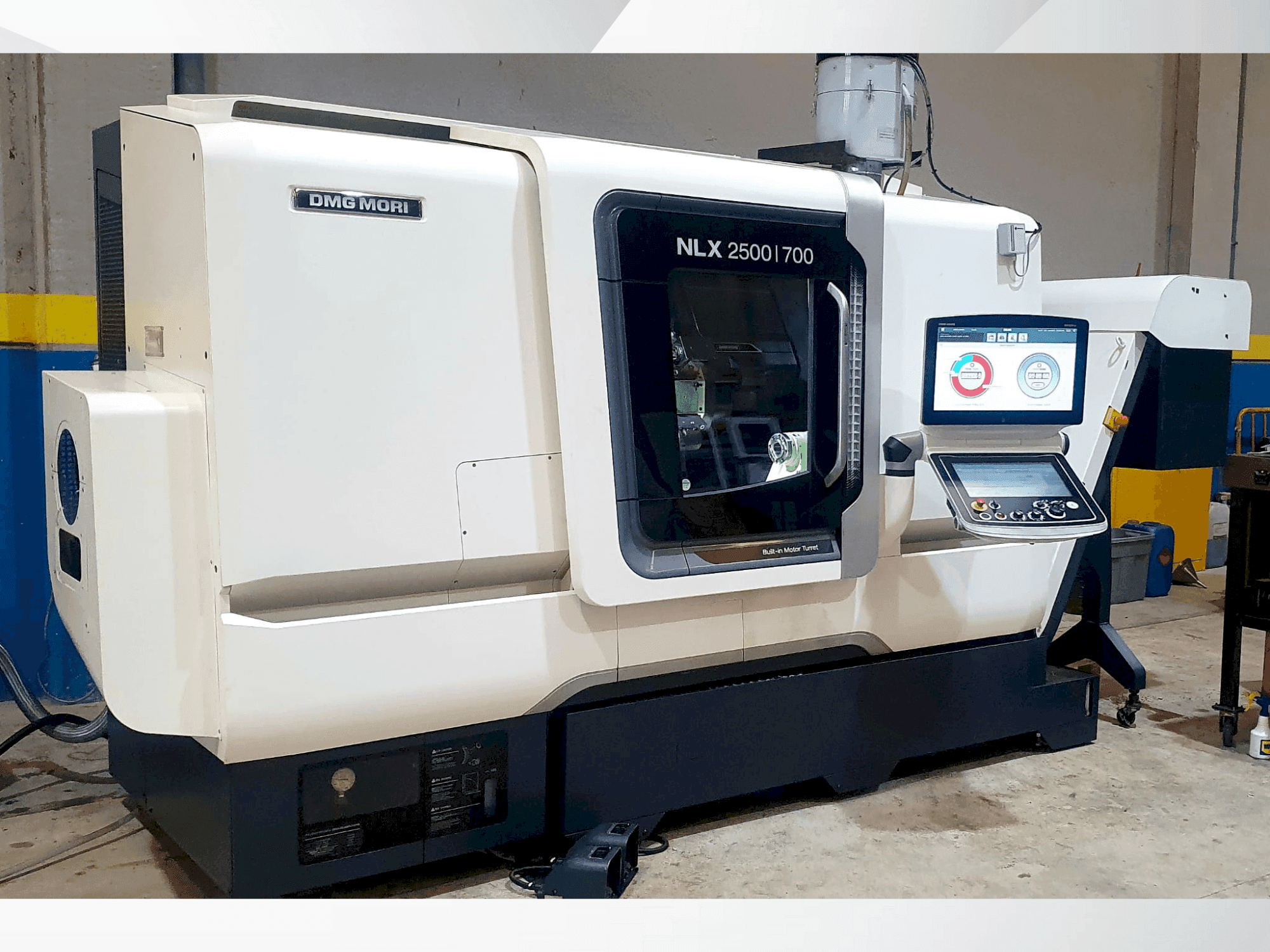 DMG MORI NLX2500Y/700-maskinen framifrån