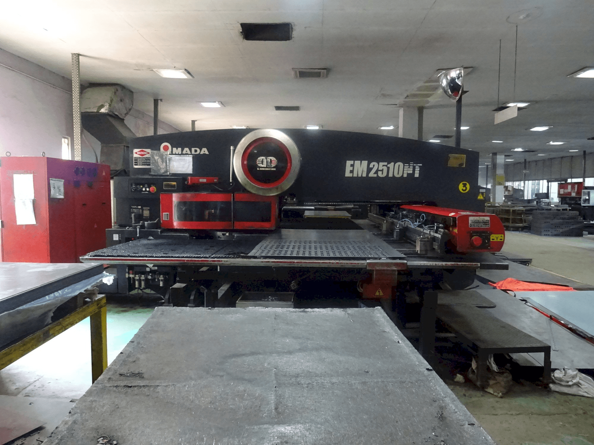 AMADA EM 2510 NT-maskinen framifrån