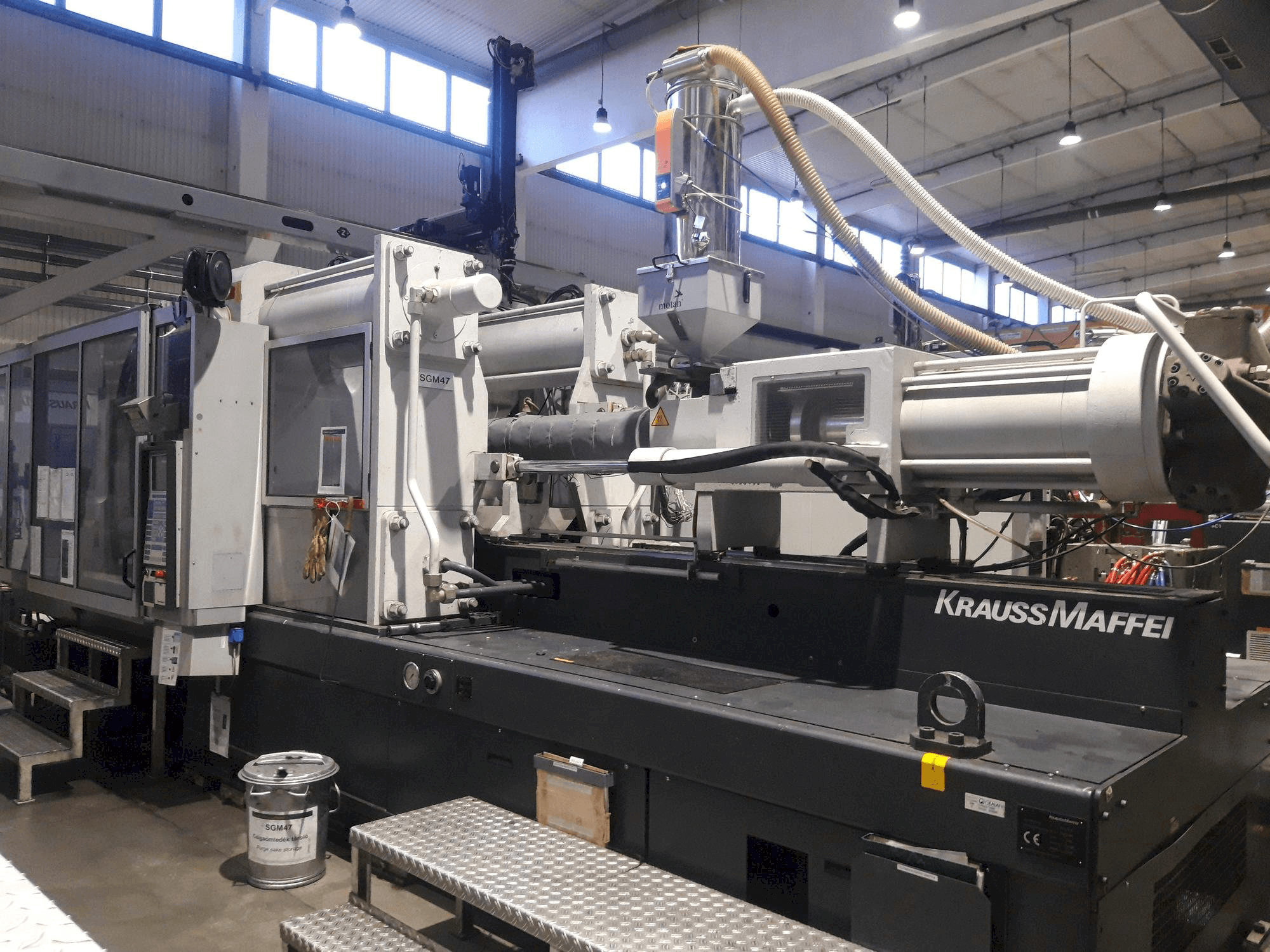 Krauss Maffei KM 650-2700 C2-maskinen framifrån