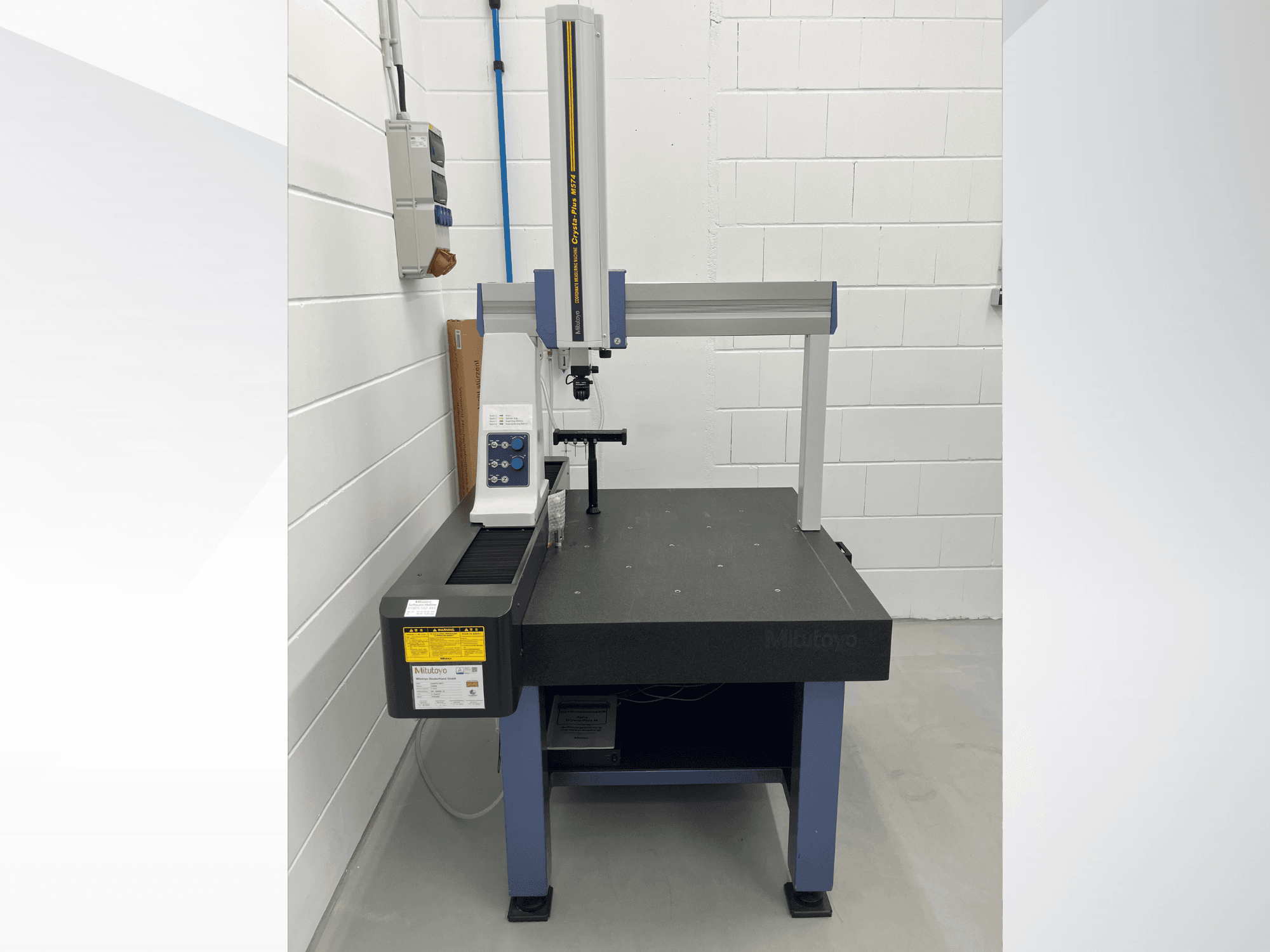 Mitutoyo Crysta-Plus M574 koordinatmätmaskin, framifrån; utrustad med en horisontell mätbro och kontrollpanel.