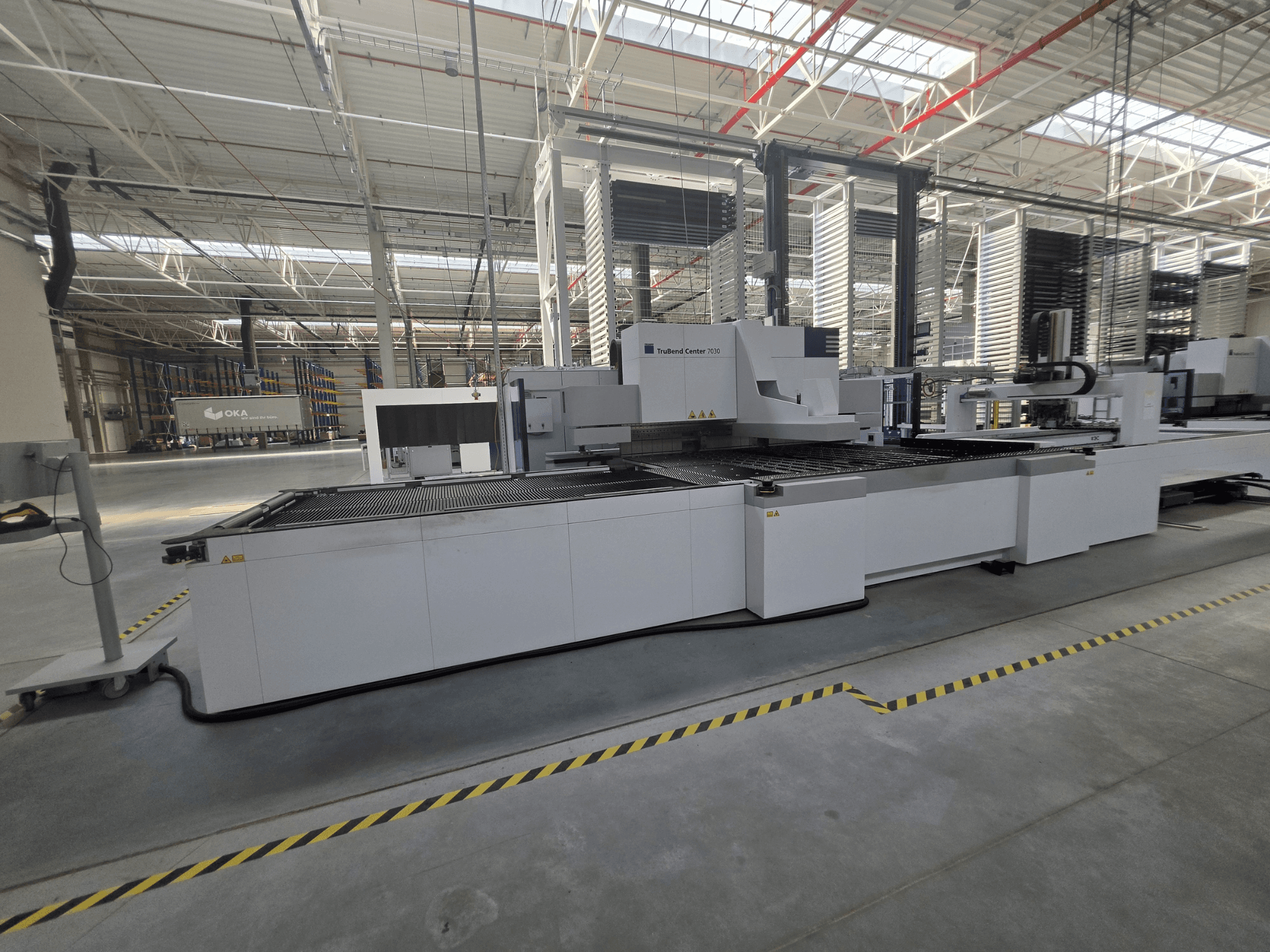 TRUMPF TruBend Center 7030 bockningsmaskin, sidovy, som visar arbetsområdet och manöverpanelerna i en rymlig verkstad.