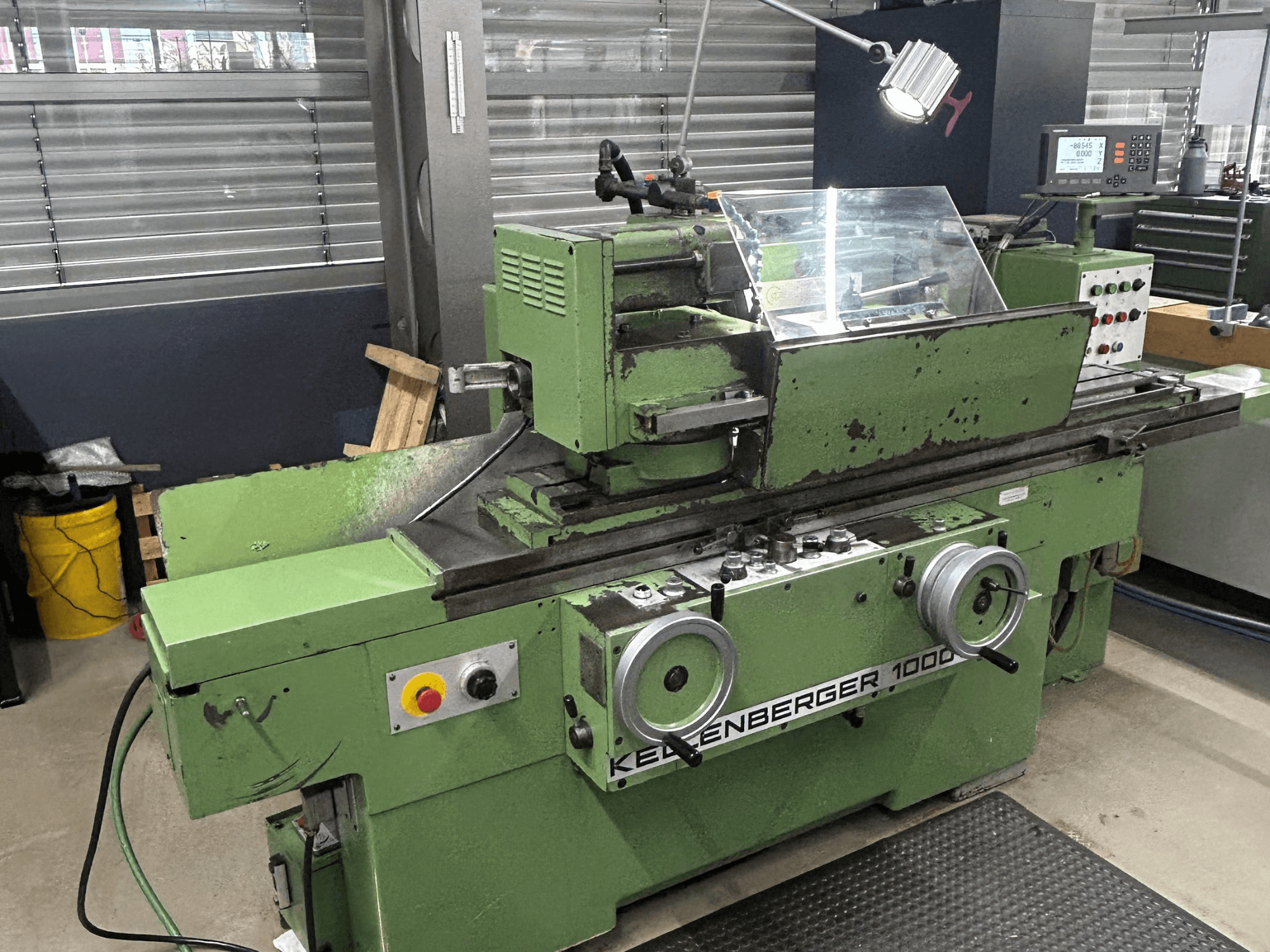 KELLENBERGER 1000U cylindrisk slipmaskin, framifrån, där kontrollpanelen och slipskivan syns.