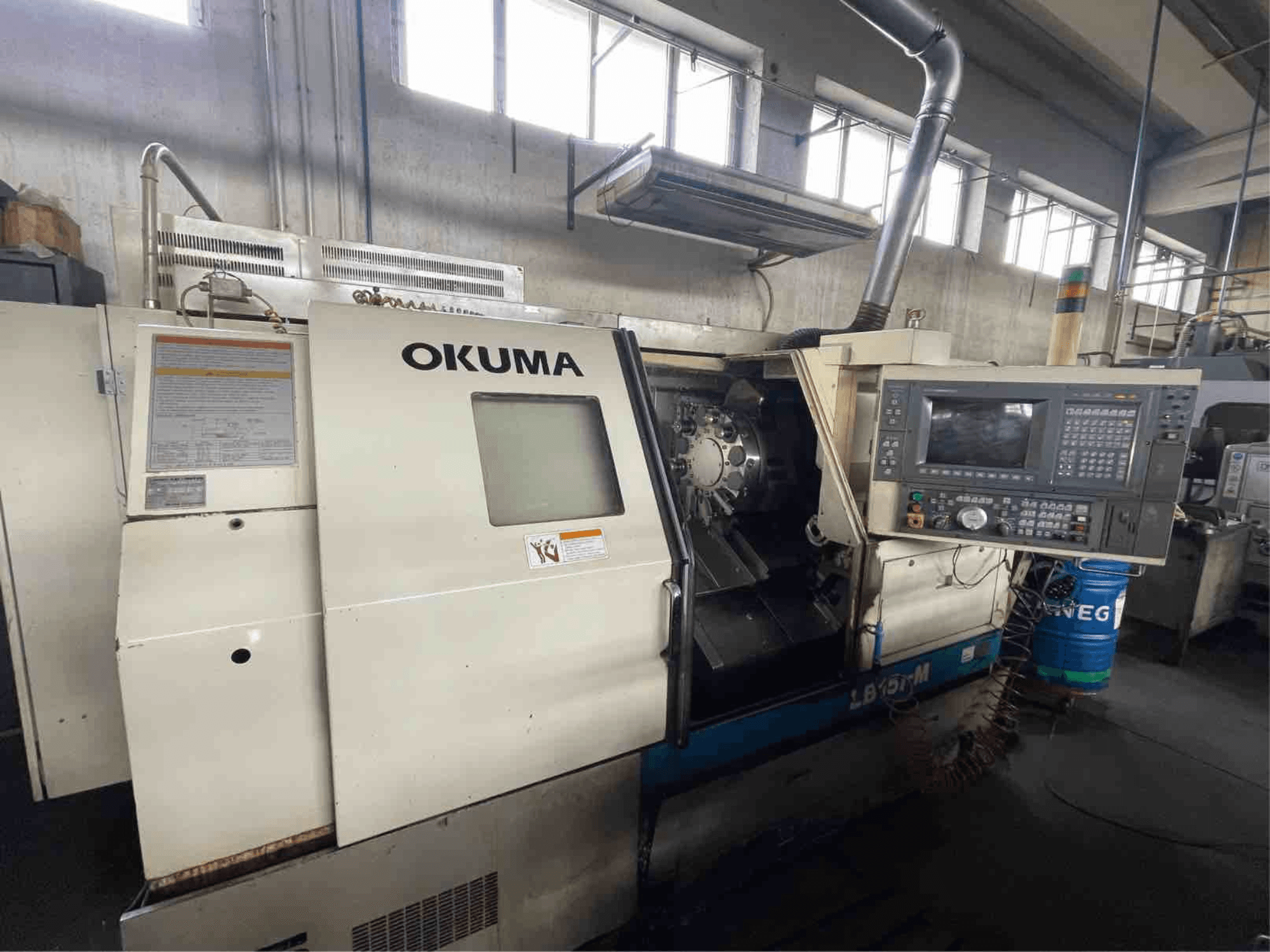Okuma LB15i-M horisontell svarv, vy framifrån; har kontrollpanel och skärverktygsområde med detaljerade indikatorer.