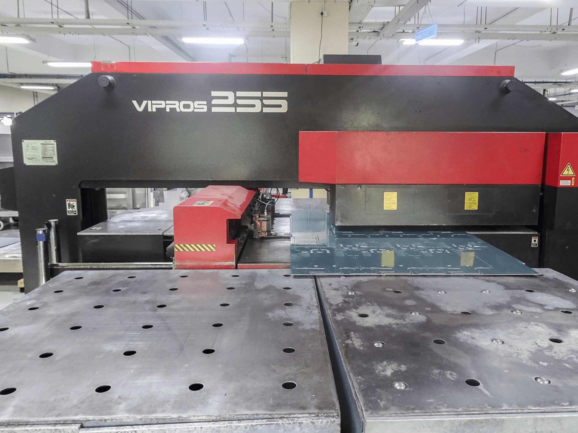 AMADA-maskinen framifrånVipros 255
