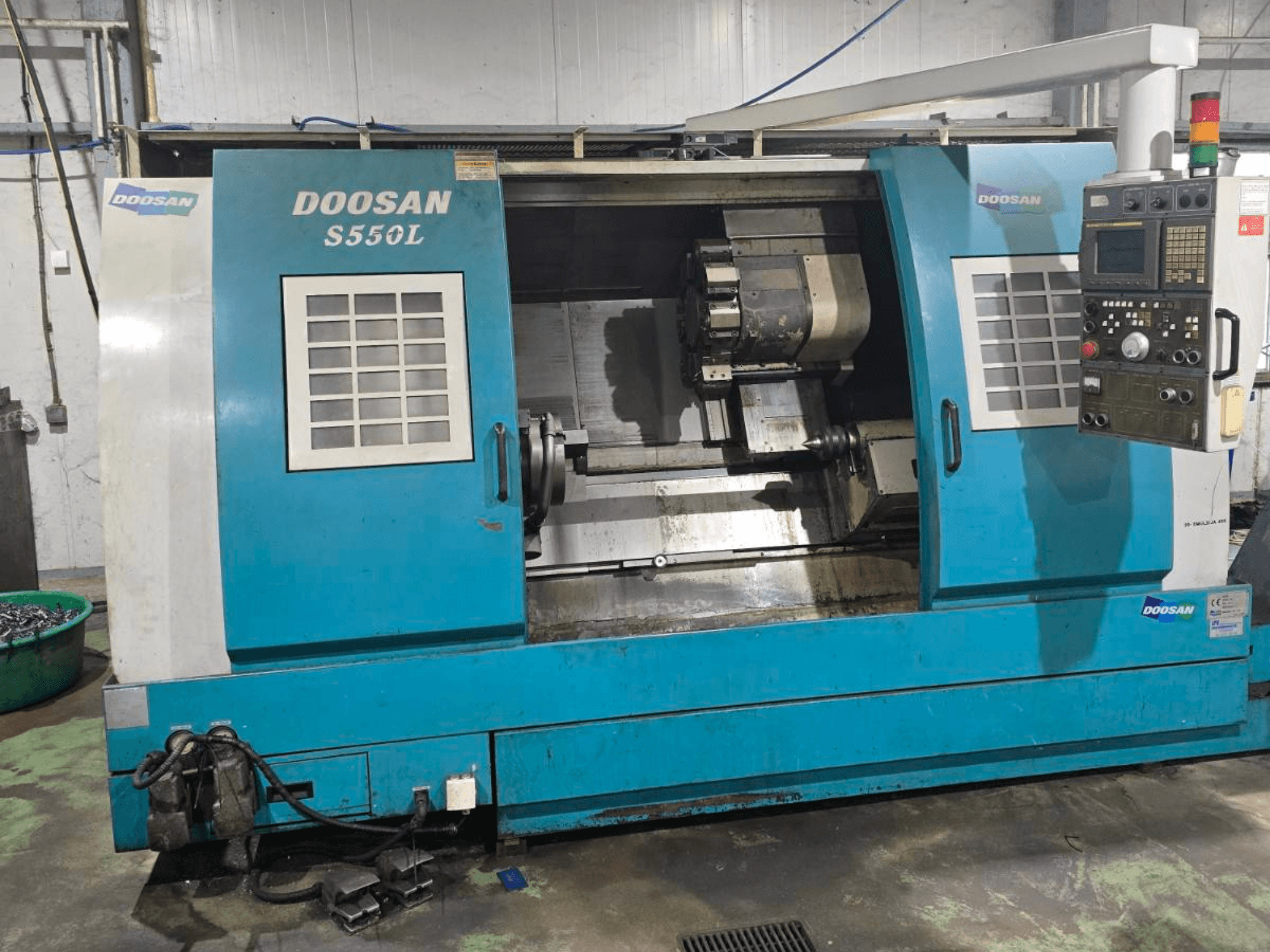 DOOSAN S550L horisontell svarv i sidovy, med kontrollpanel och svarvbädd, idealisk för precisionsbearbetning.