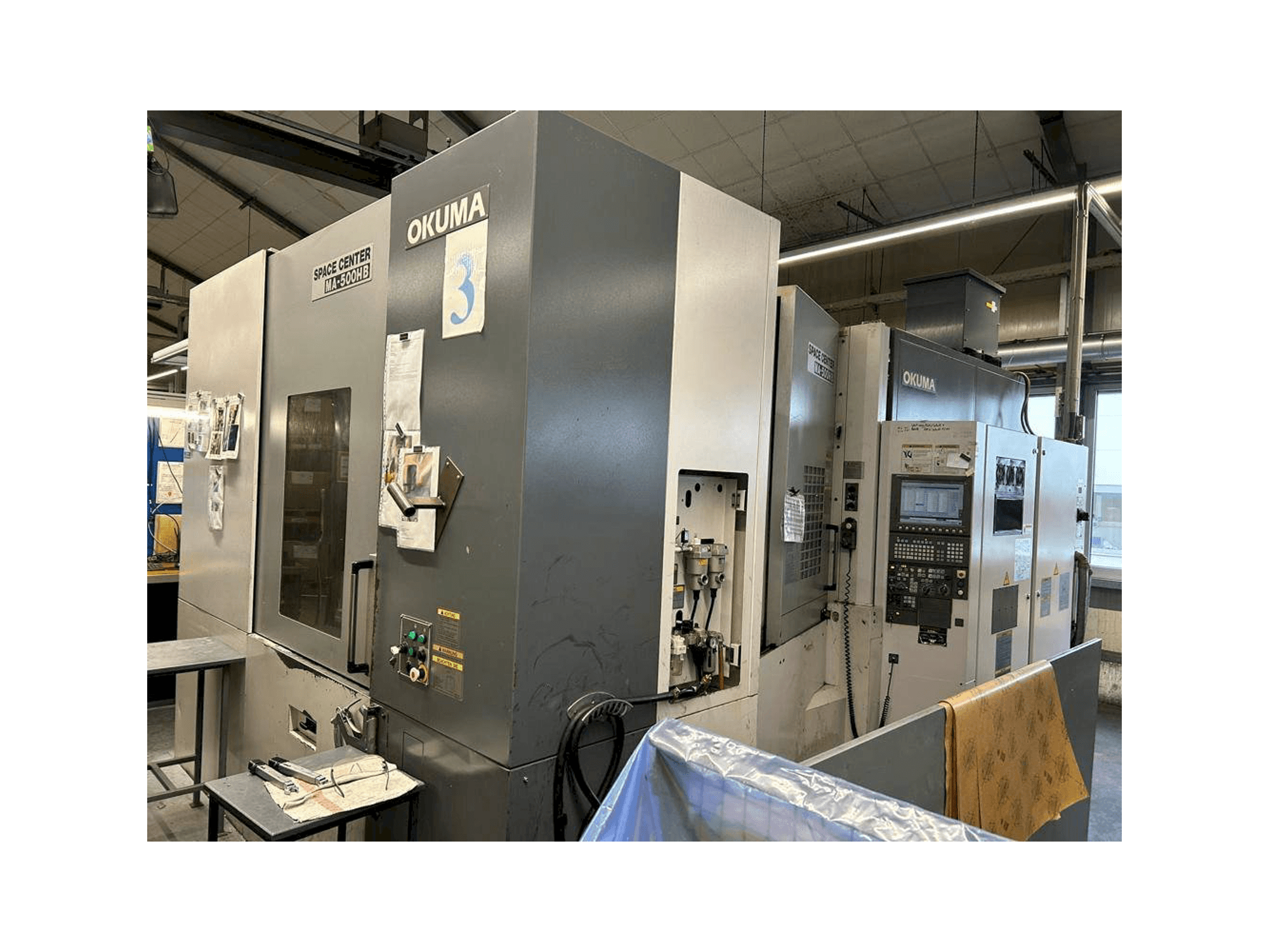 Okuma MA 500HB-maskinen sedd från vänster