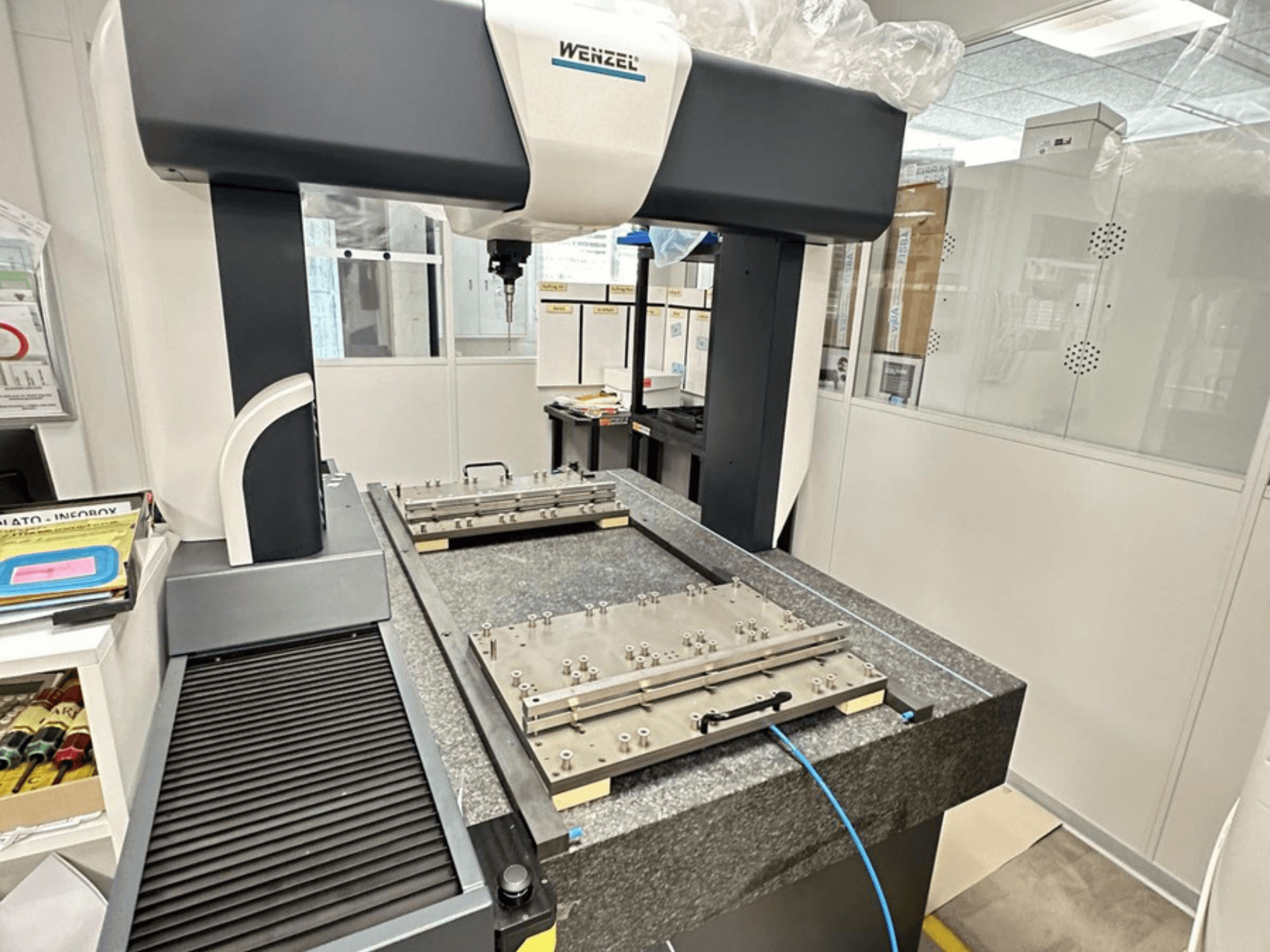 Wenzel LH 65 CMM i laboratoriemiljö, med en granitbas, justerbar mätplattform och en överliggande arm.