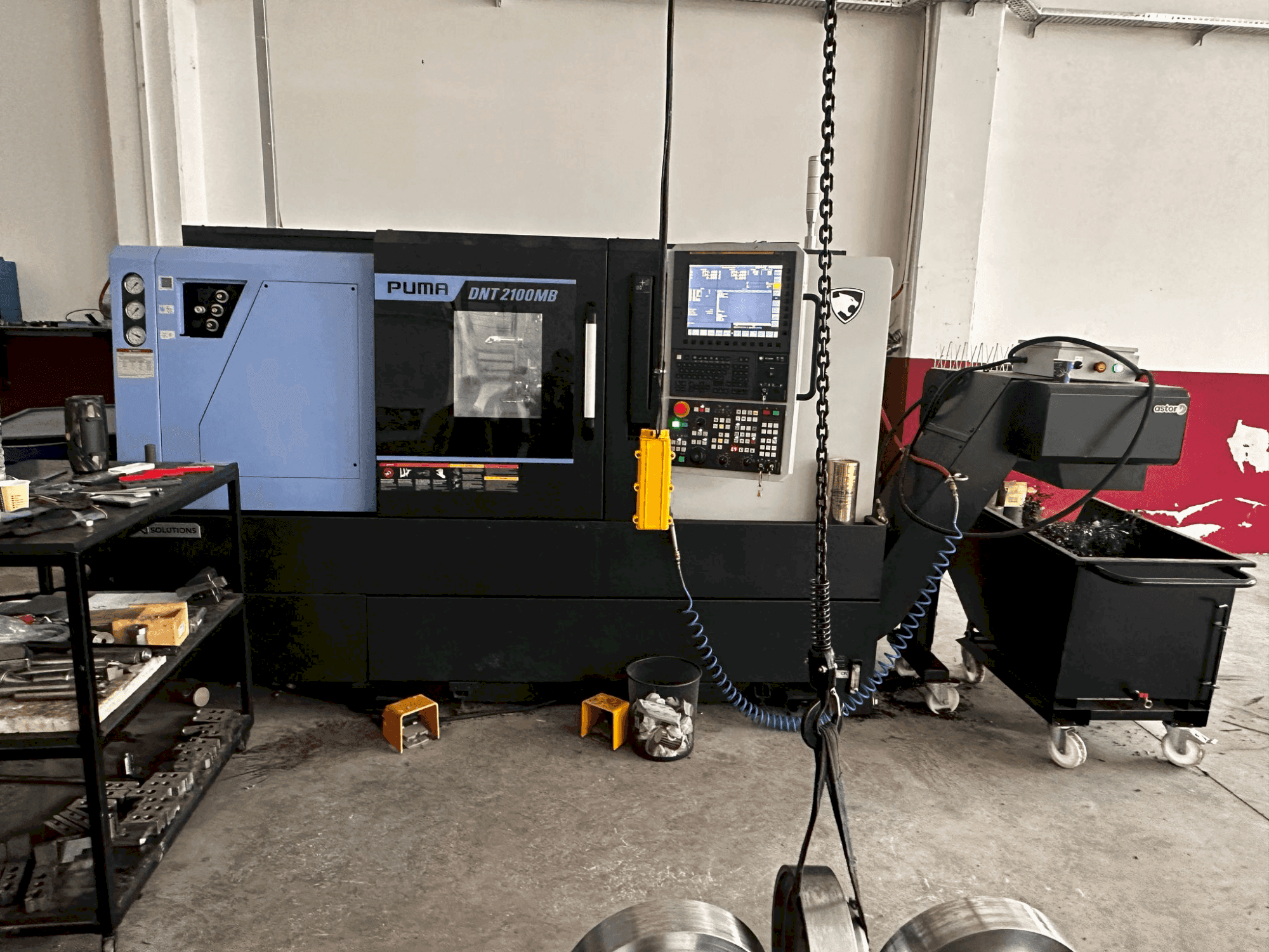 DN SOLUTIONS Puma DNT2100MB-maskinen framifrån