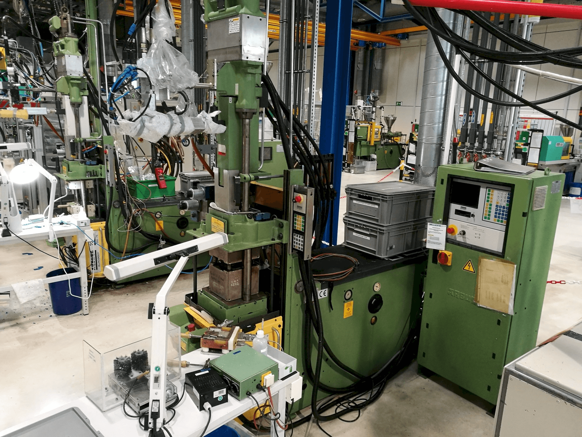 Arburg 221M-350-75U-maskinen framifrån