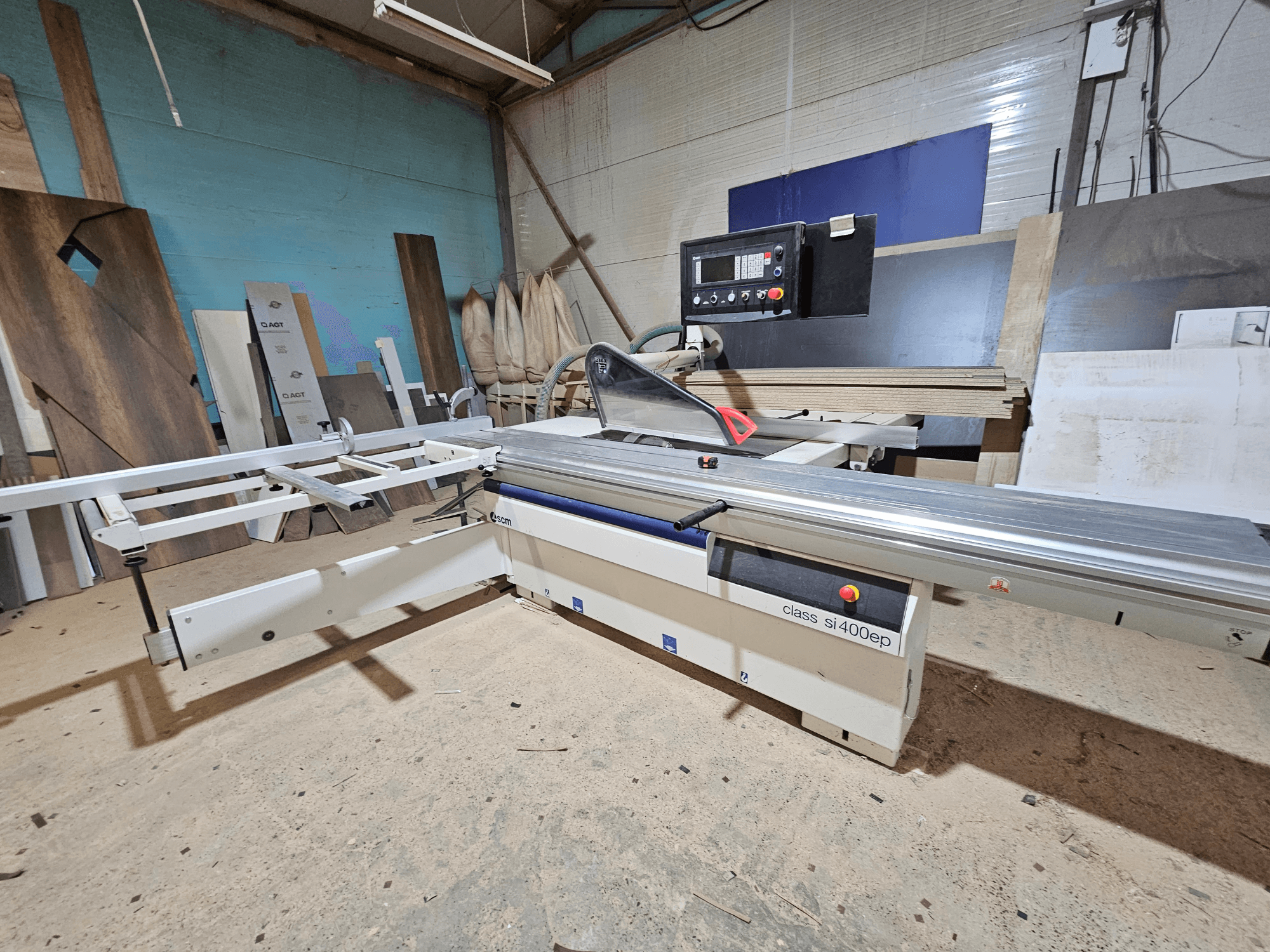 Klass SI400EP panelsåg, framifrån, med justerbart anhåll, placerad på sandigt verkstadsgolv, omgiven av träpaneler.