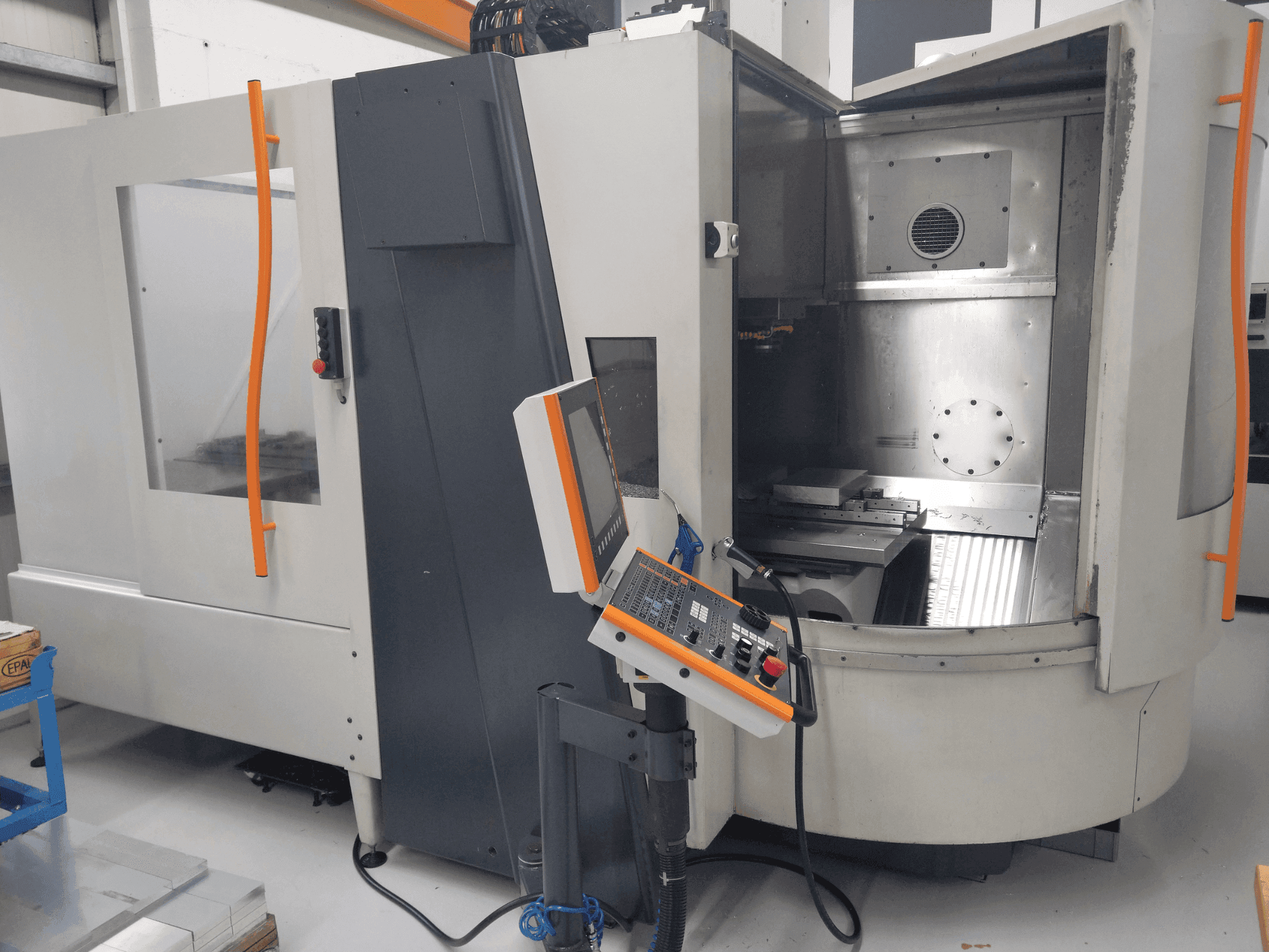 MIKRON HSM 800-maskinen framifrån