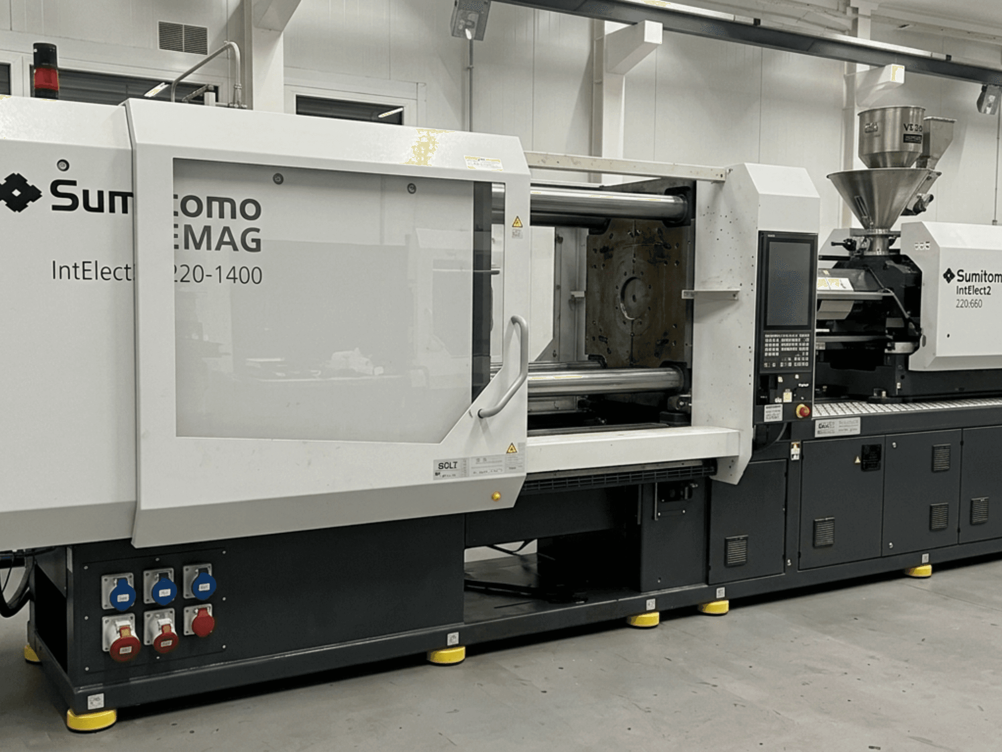 Elektrisk formsprutningsmaskin SUMITOMO SHI DEMAG IntElect2 S 220/660-1400, framifrån med detaljerad kontrollpanel och behållare.