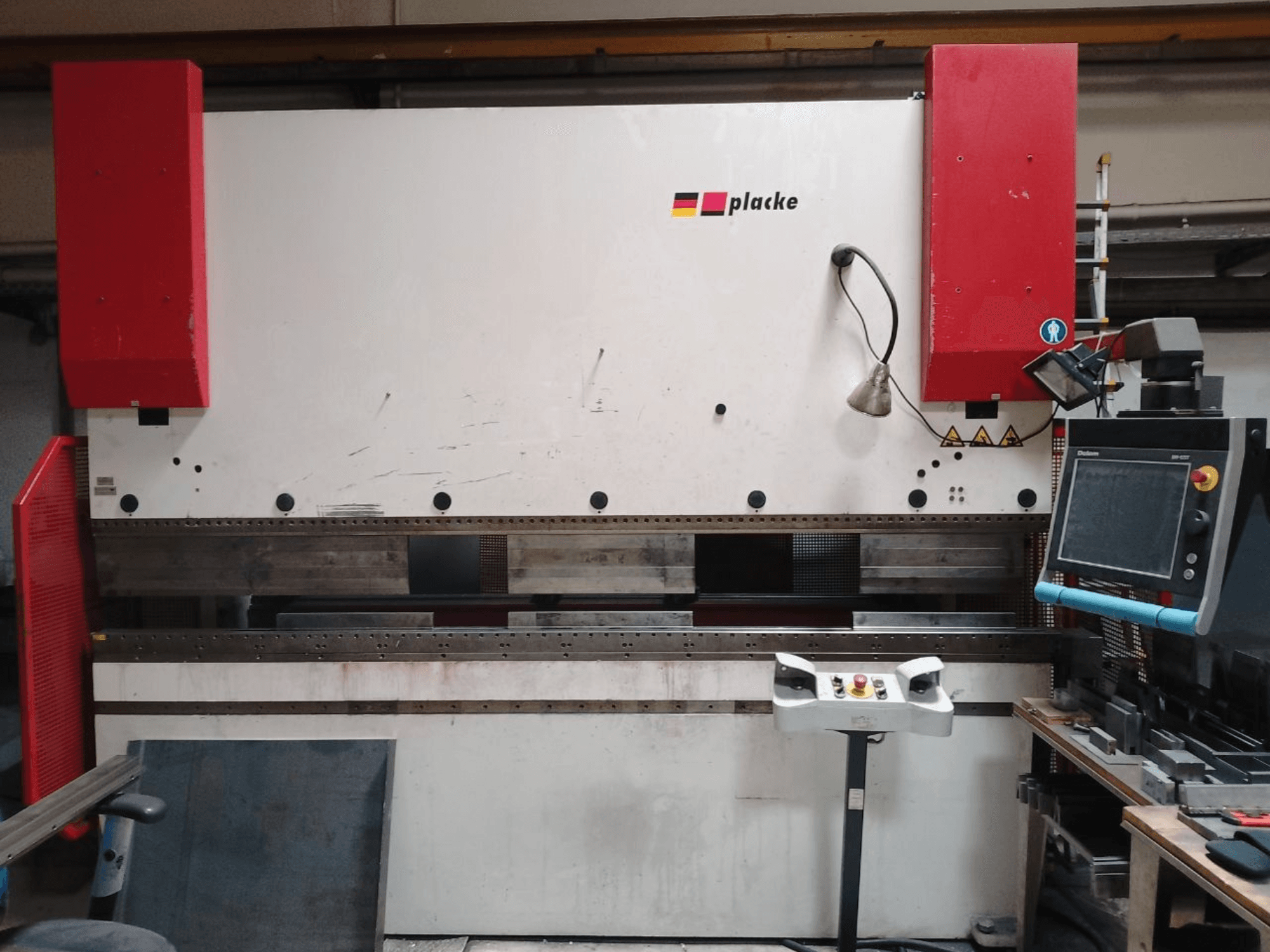 Kantpress PLACKE QPB-4 150/3100, framifrån med kontrollpanelen, de röda armarna och bockningsområdet för metall.