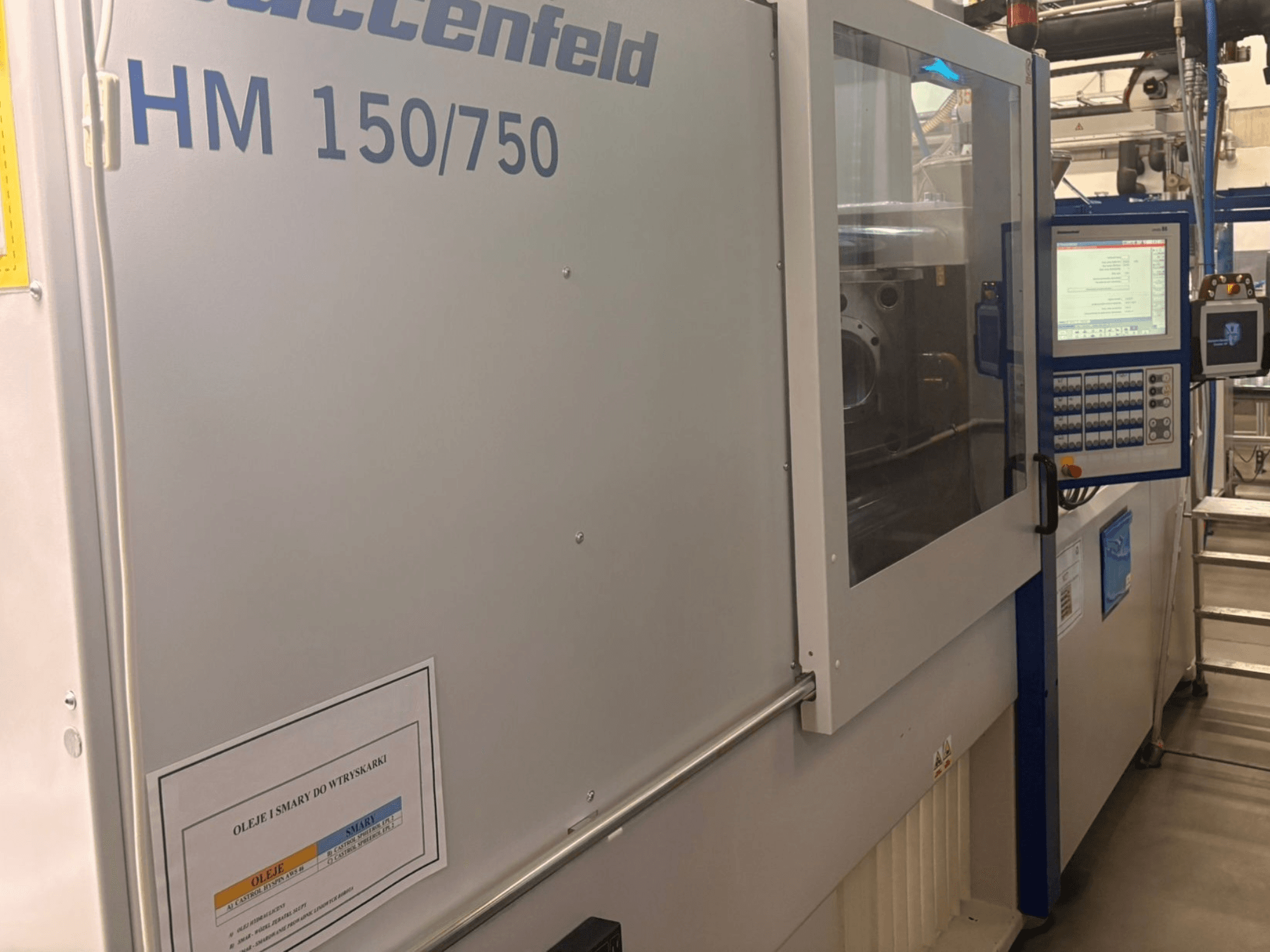 Hoffer Maschinenbau HM 150/750 formsprutningsmaskin, vy framifrån, med kontrollpanel och driftdisplay.