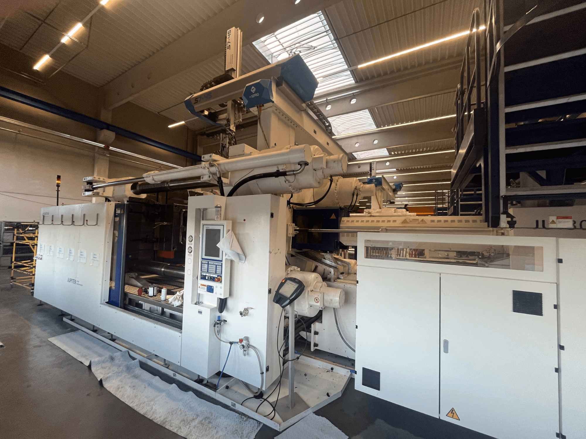 Frontvy av en Autefa textilmaskin, med kontrollpanel, komponenter och industriell miljö.