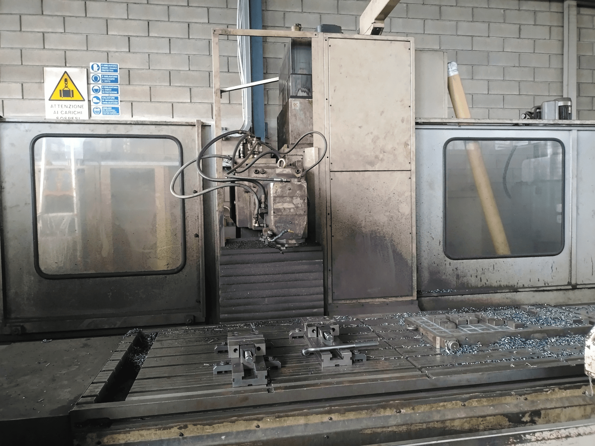 TIGER TFA6 bäddfräsmaskin i en verkstad, framifrån med verktyg och metallspån på bordet.