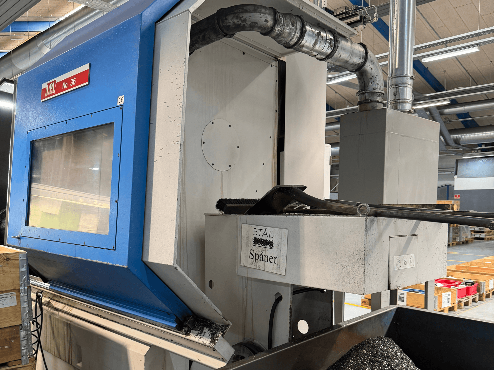 Horisontell svarv, BOEHRINGER VDF 400 CM, sidovy som visar kontrollpanelen och materialuppsamlingsområdet.