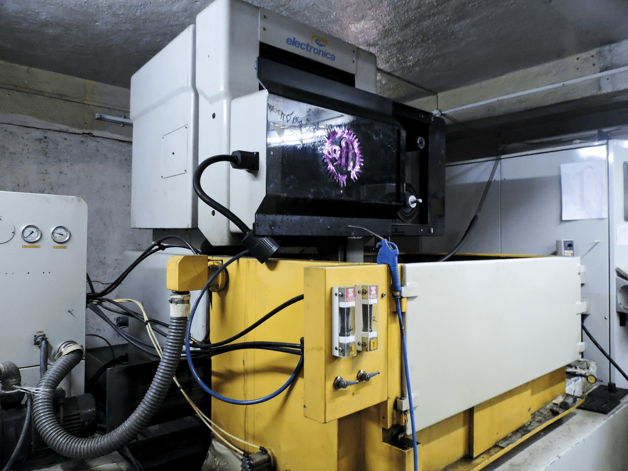 Electronica-maskinen sedd från vänsterUltracut S2