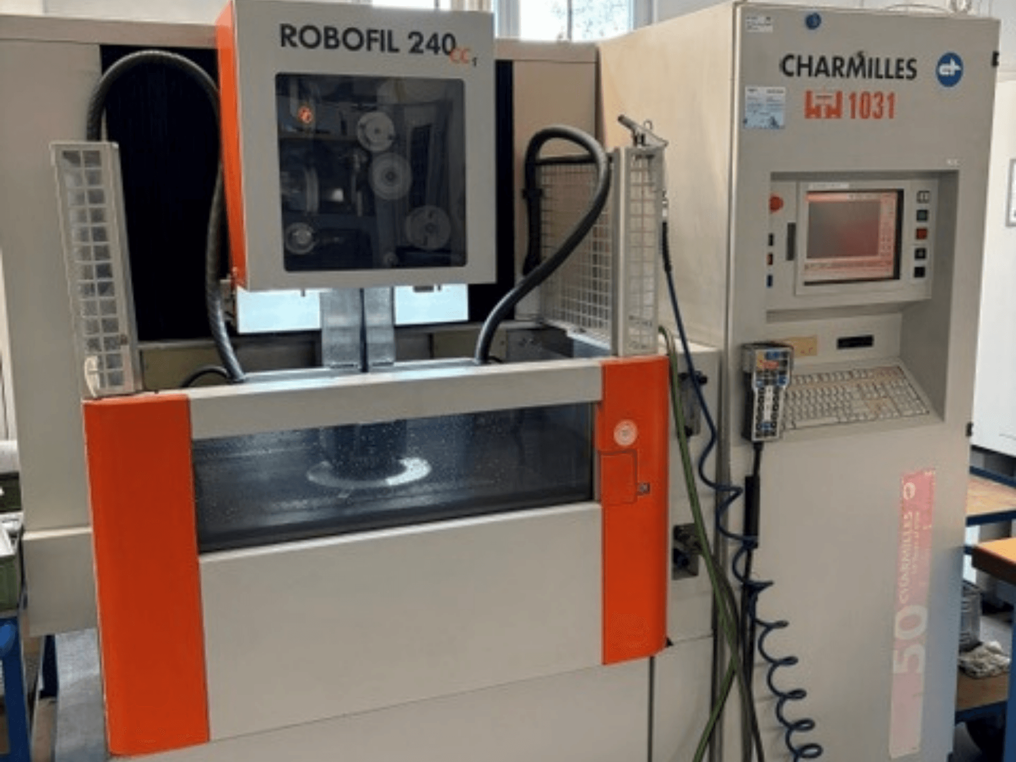Charmilles Robofil 240 CC trådgnistmaskin, framifrån med kontrollpanelen och vattenbehållarområdet i förgrunden.