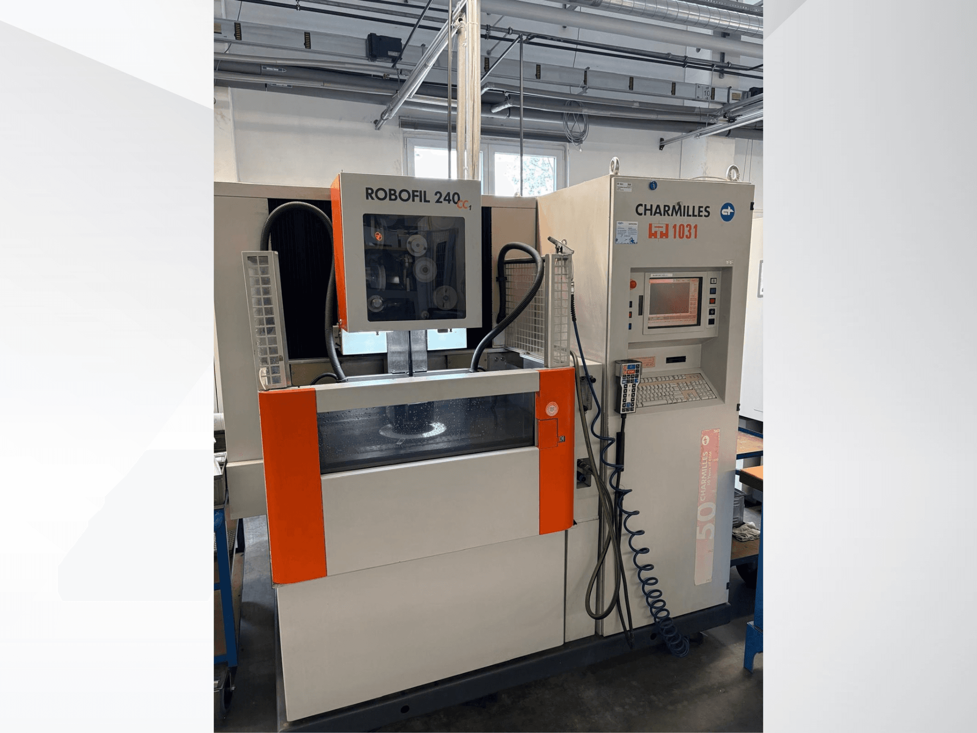 Trådgnistmaskin CHARMILLES Robofil 240 CC, framifrån sett med kontrollpanel och vattentank, med tydliga orangea detaljer.