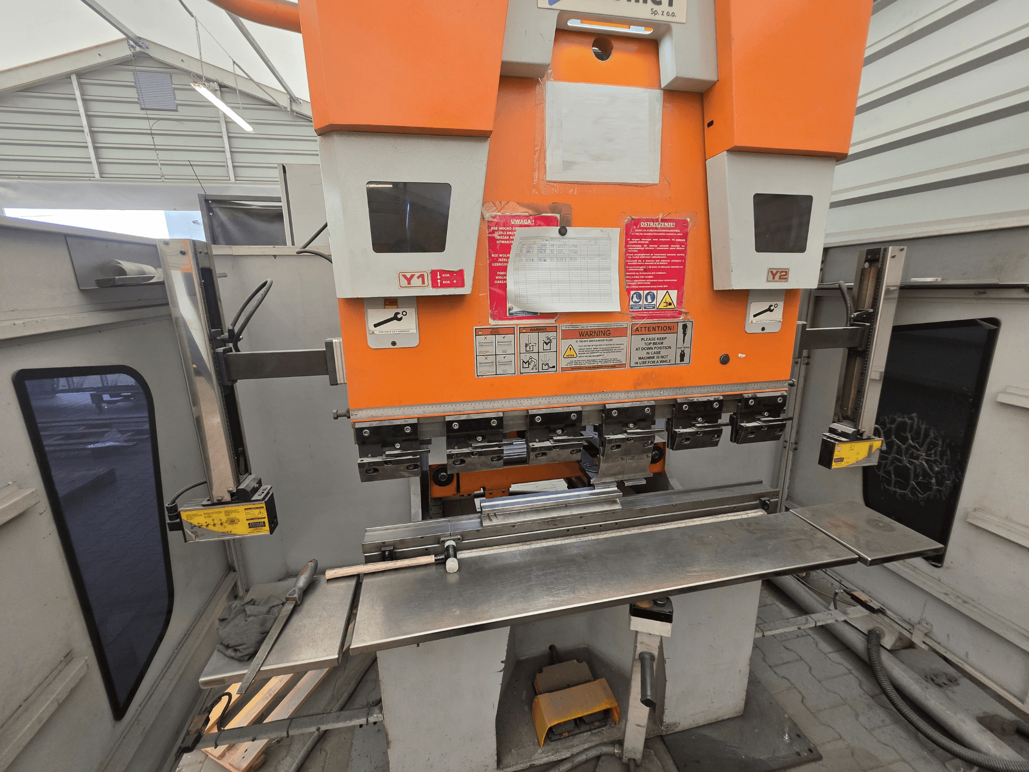 ERMAKSAN Speed-Bend Pro 1270x60 kantpress, framifrån, där hydrauliska reglage, arbetsbord och säkerhetsfunktioner syns.