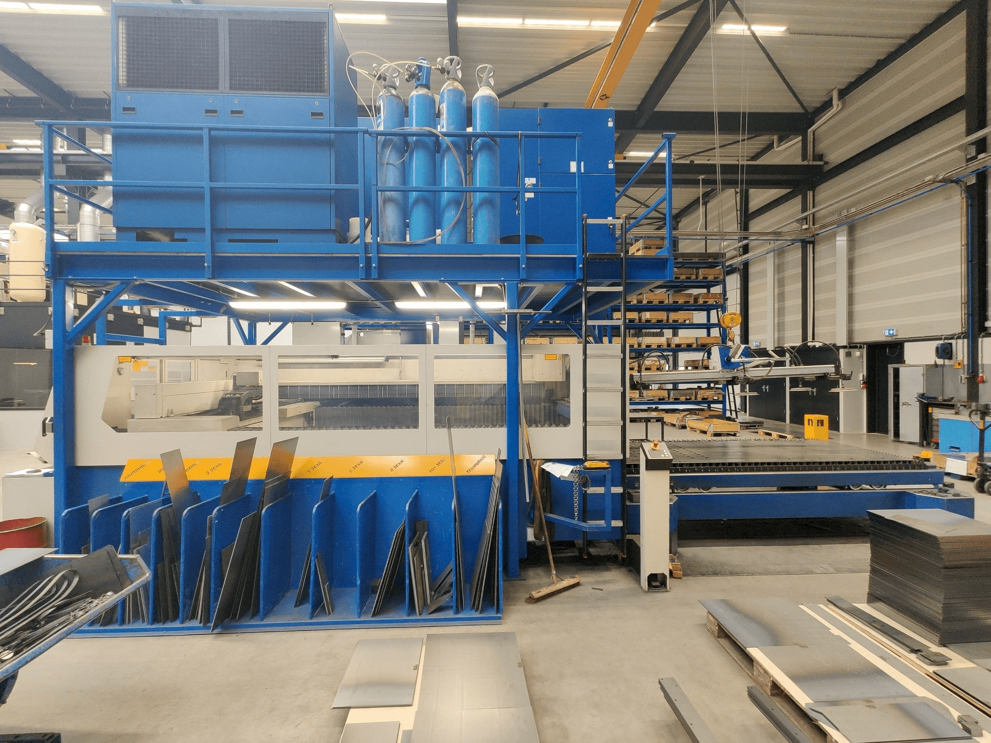 Trumpf Trumatic L 3030-maskinen sedd från vänster sida