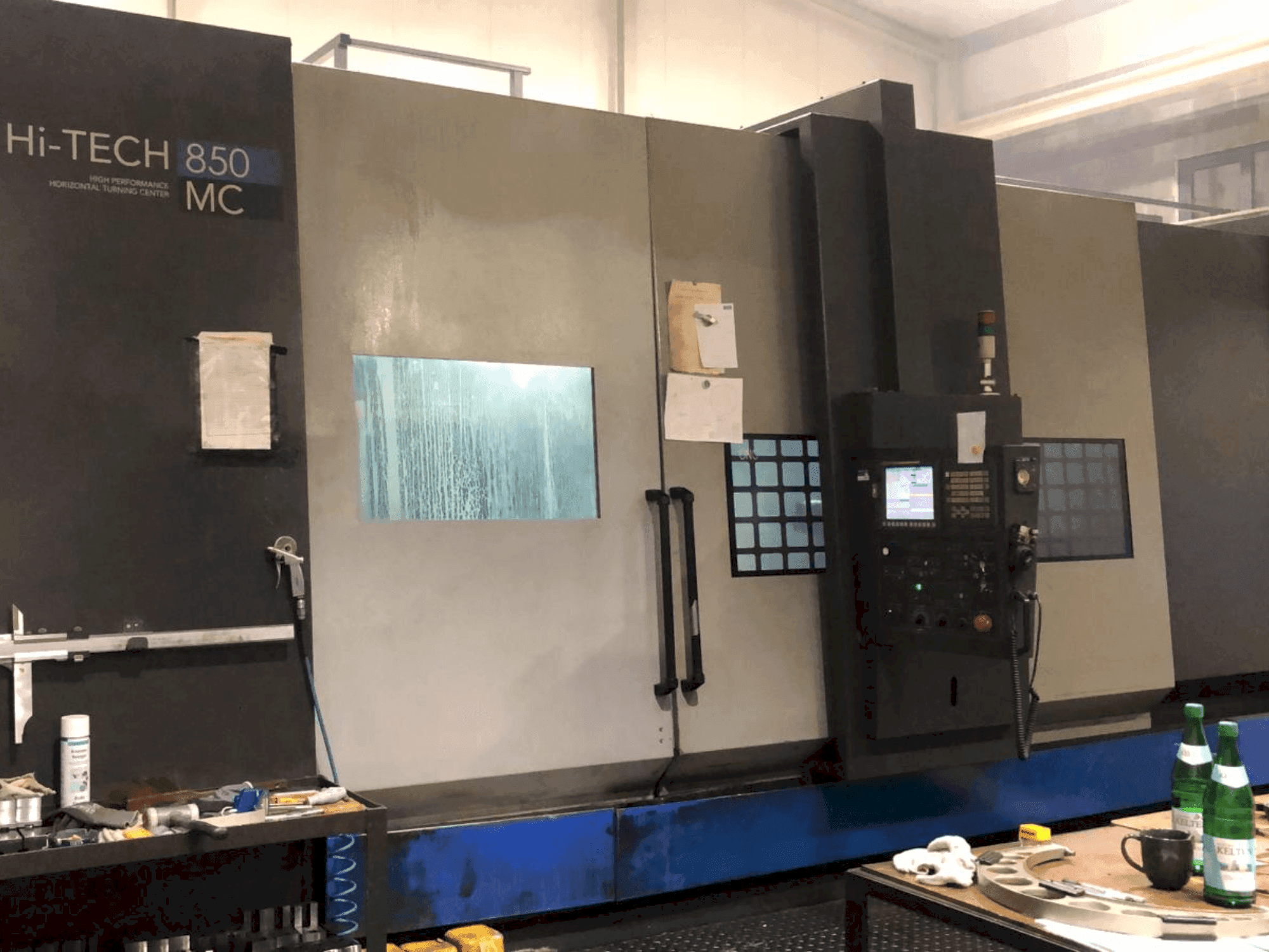 HWACHEON Hi-Tech 350-maskinen framifrån
