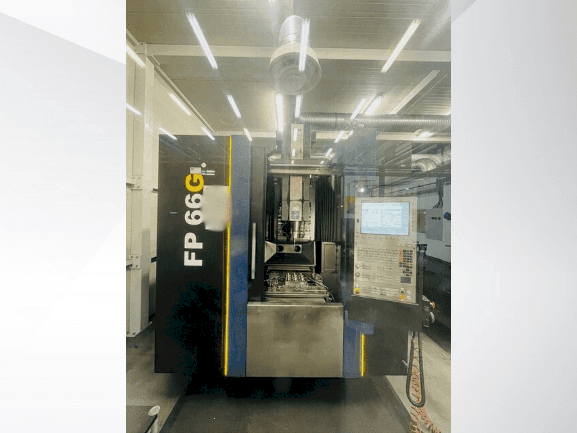 YCM FP 66G-maskinen framifrån