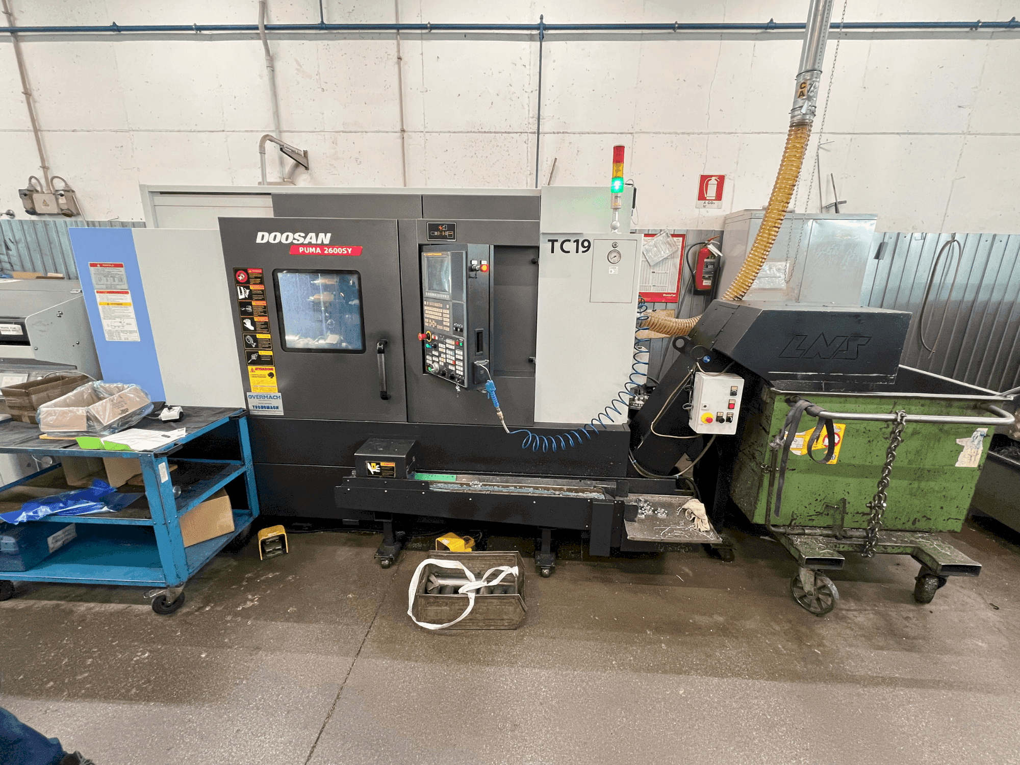DOOSAN 2600 SY-maskinen framifrån