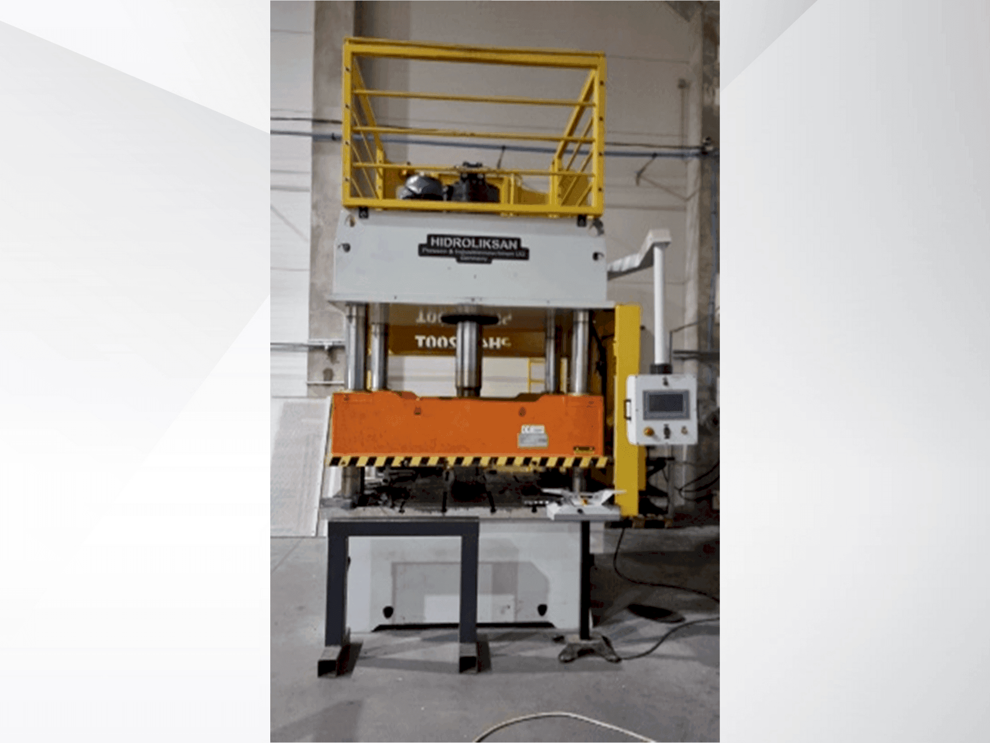 HIDROLIKSAN PH4C 200T-maskinen framifrån