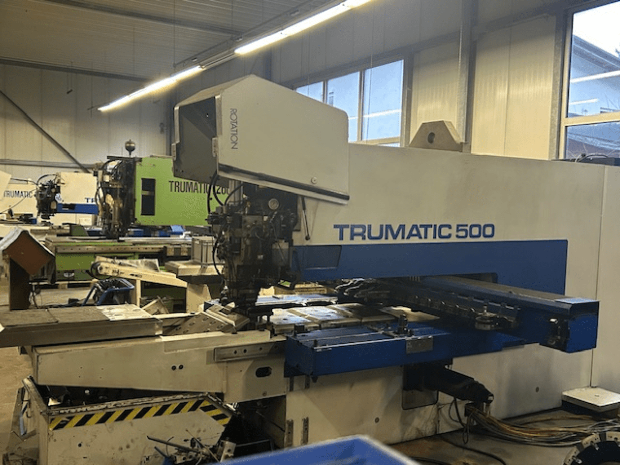 TRUMPF TRUMATIC 500 CNC-stansmaskin, vy framifrån med kontrollpanel och mekaniska delar. Industriell verkstadsmiljö.