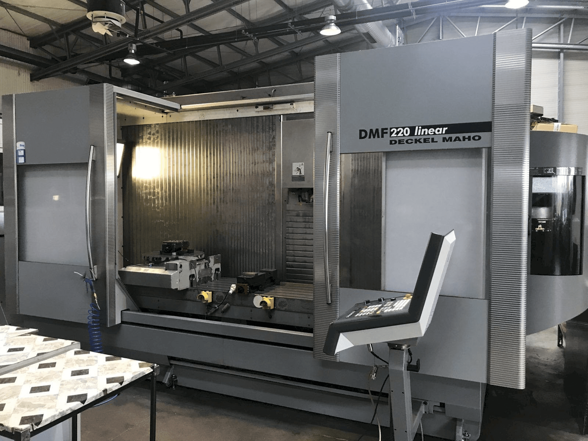 DECKEL MAHO DMF 220 Linear-maskinen framifrån