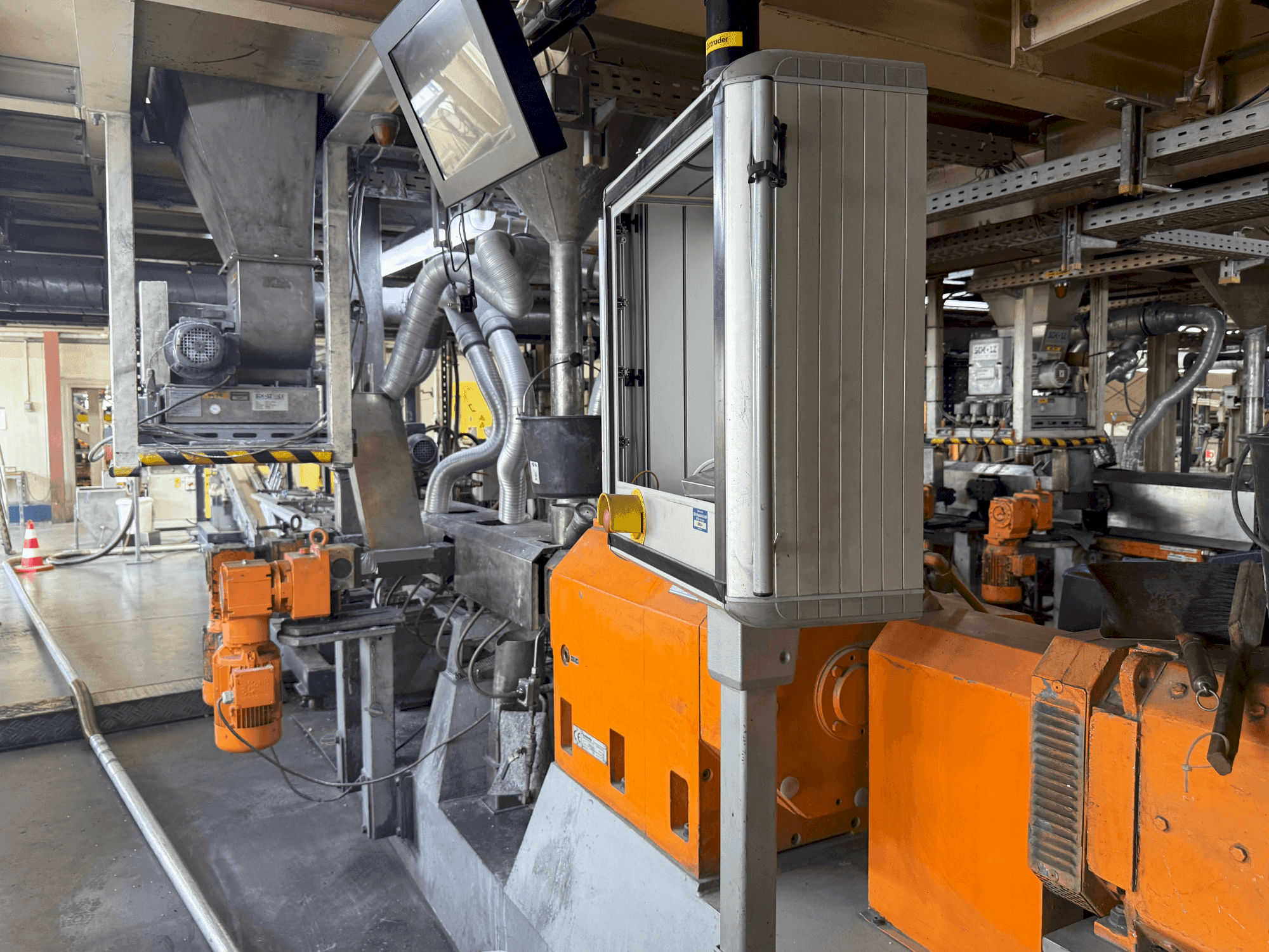 Leistritz ZSE 50HP-40D-maskinen sedd från vänster sida