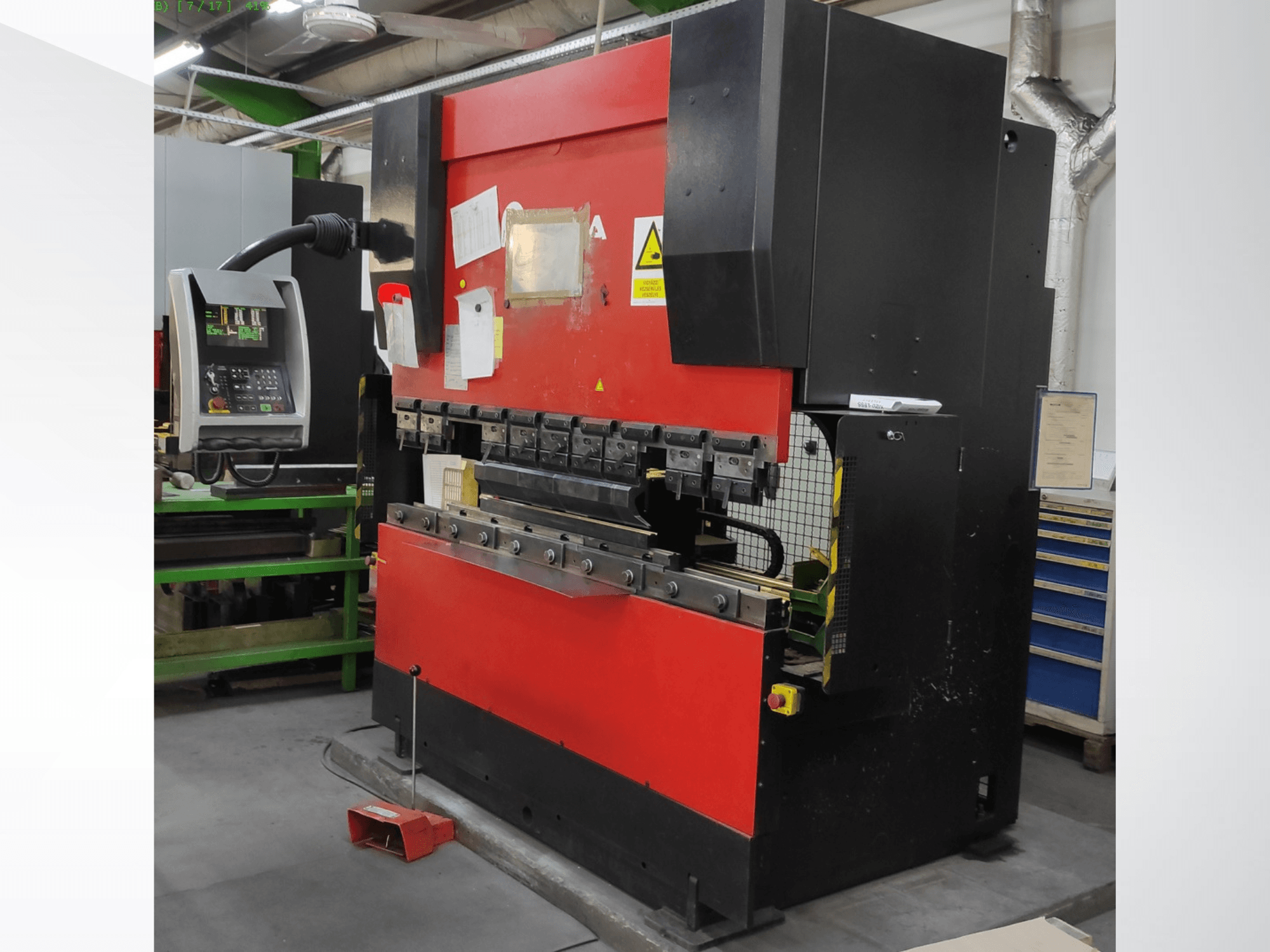 AMADA HFB 5020 kantpress i rött och svart, framifrån, med kontrollpanel, bockverktyg och säkerhetsfunktioner.