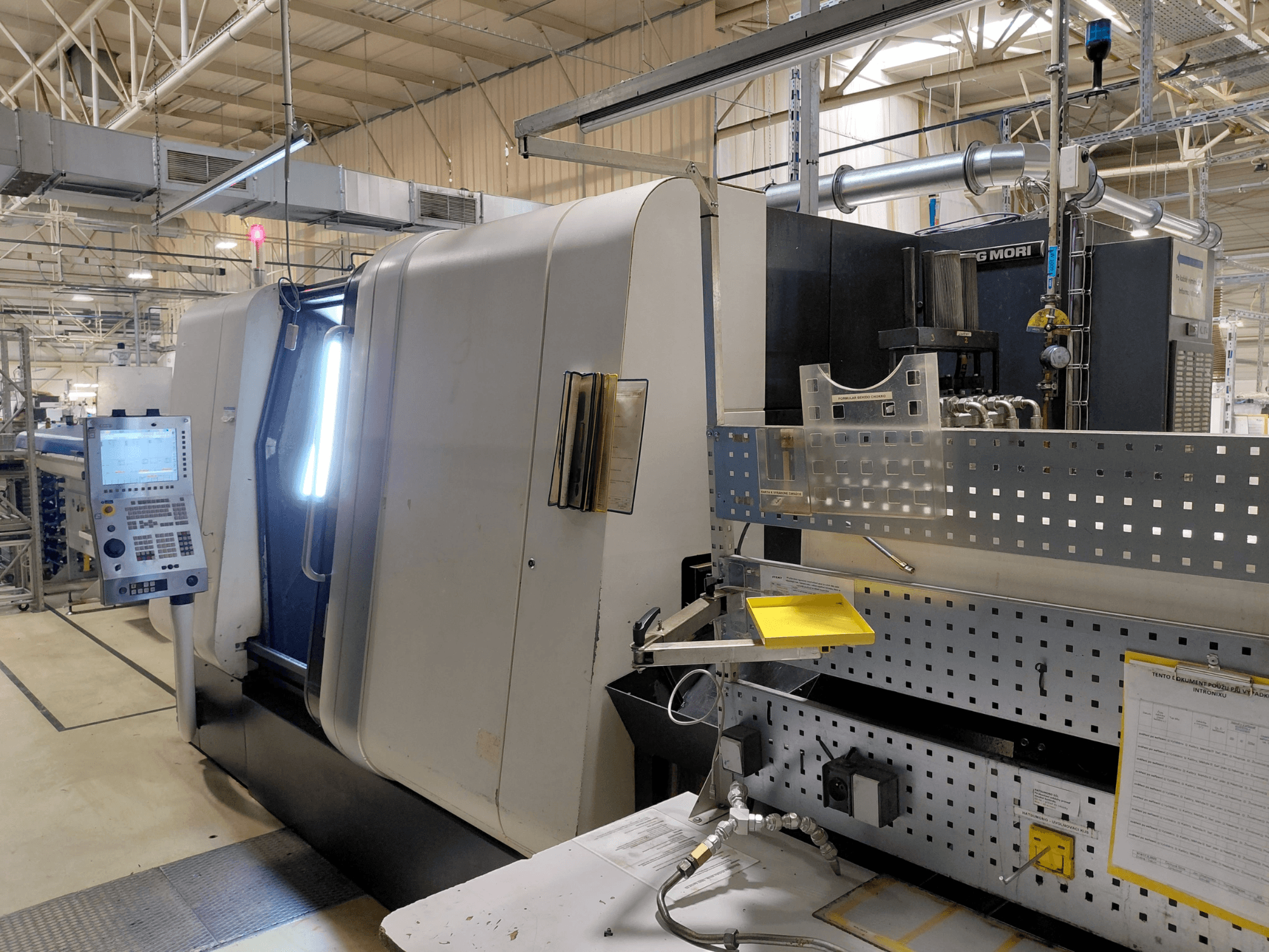 Flerspindlig svarv DMG MORI Sprint 65 linear, framifrån, visar kontrollpanel och maskinens funktioner.