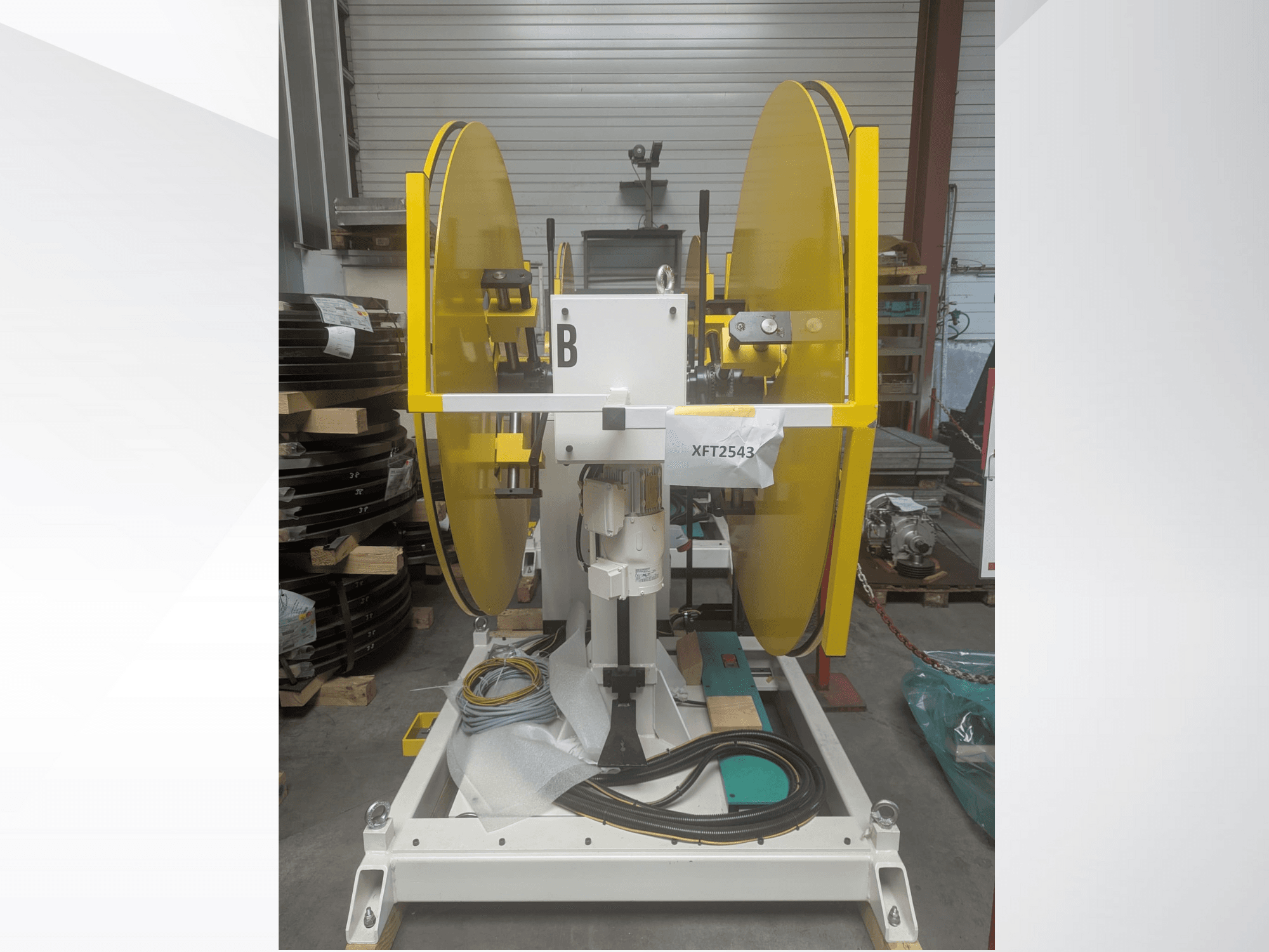 Gula cirkelsågblad monterade på en vit maskinbas, framifrån; modell XFT2543, med synliga kablar och komponenter.