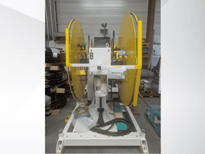 Gula cirkelsågblad monterade på en vit maskinbas, framifrån; modell XFT2543, med synliga kablar och komponenter.