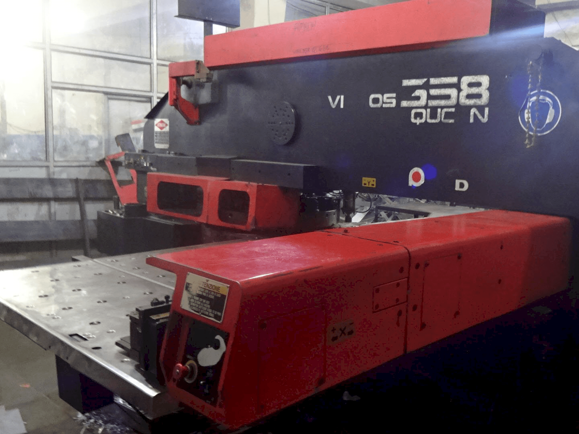 AMADA-maskinen sedd från högerVipros 358Q